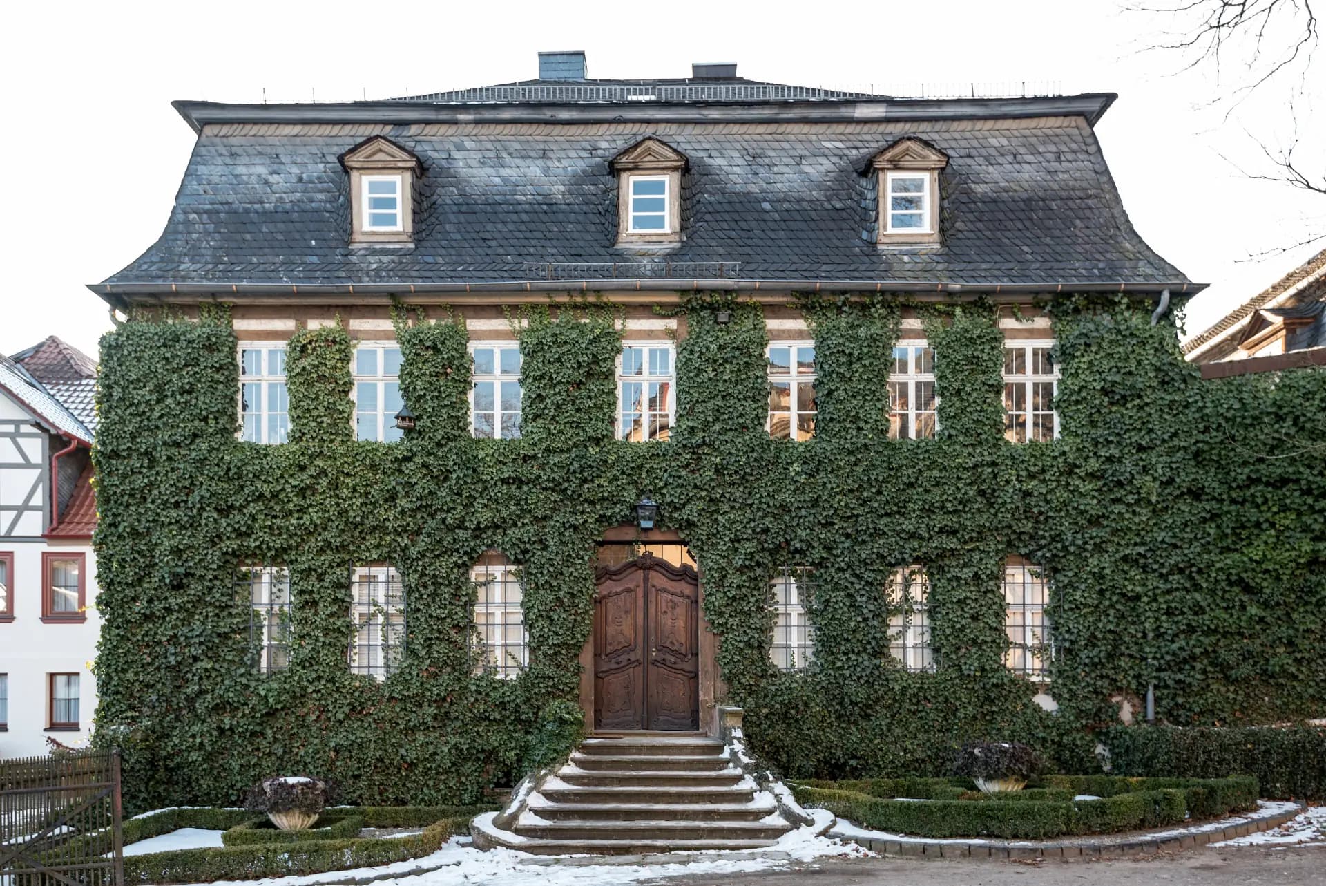 Efeubewachsenes Gebäude am Schloß in Wächtersbach