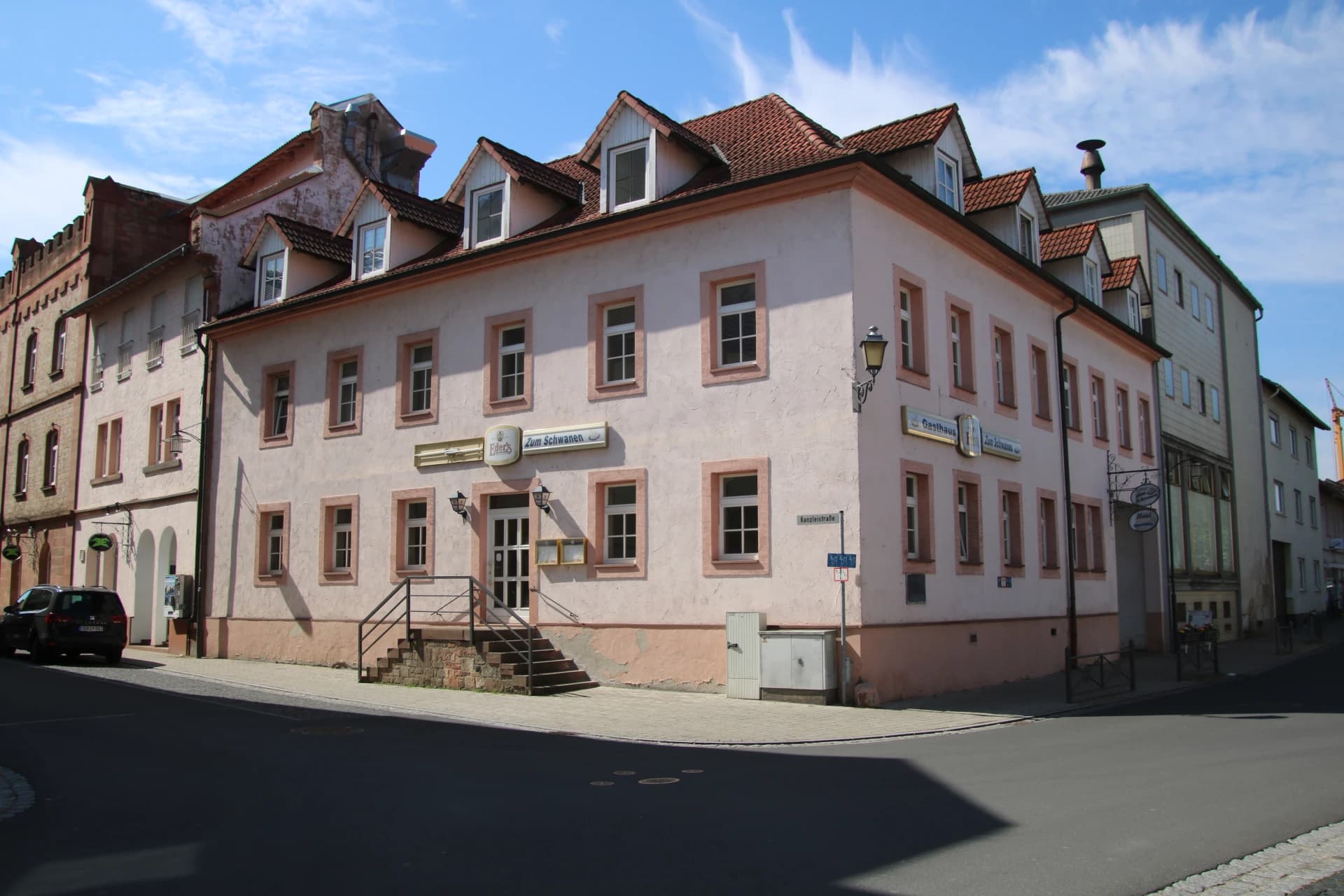 Historisches Eckgebäude in der Kanzleistraße 19 in Großostheim