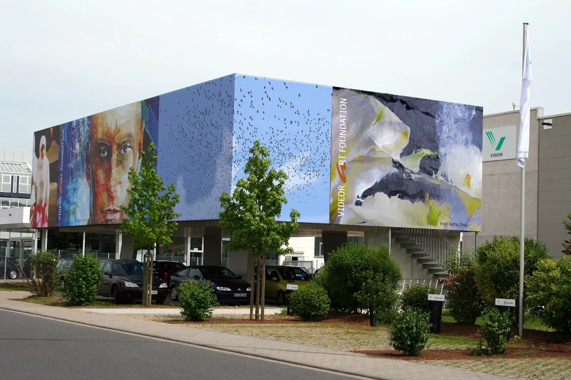 Gebäude mit bemalter Fassade im Gewerbegebiet in Rödermark