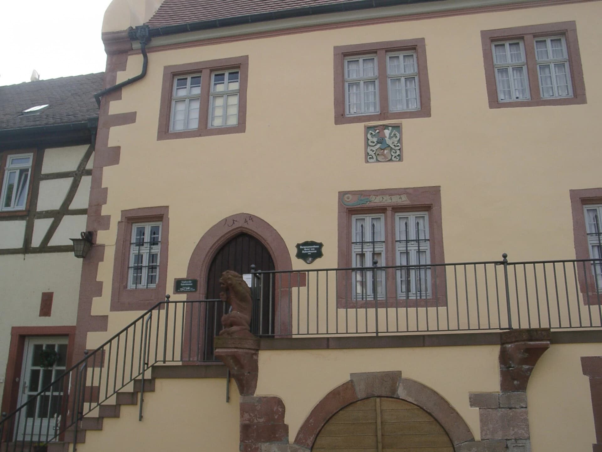 Historisches Gebäude mit Sandsteinportal in Babenhausen
