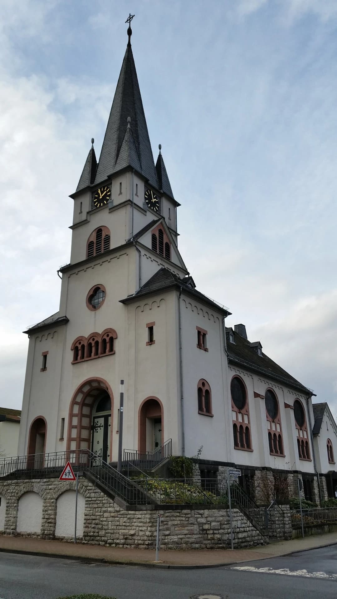Evangelische Gedächtniskirche von der Straßenseite in Bad Homburg-Kirdorf