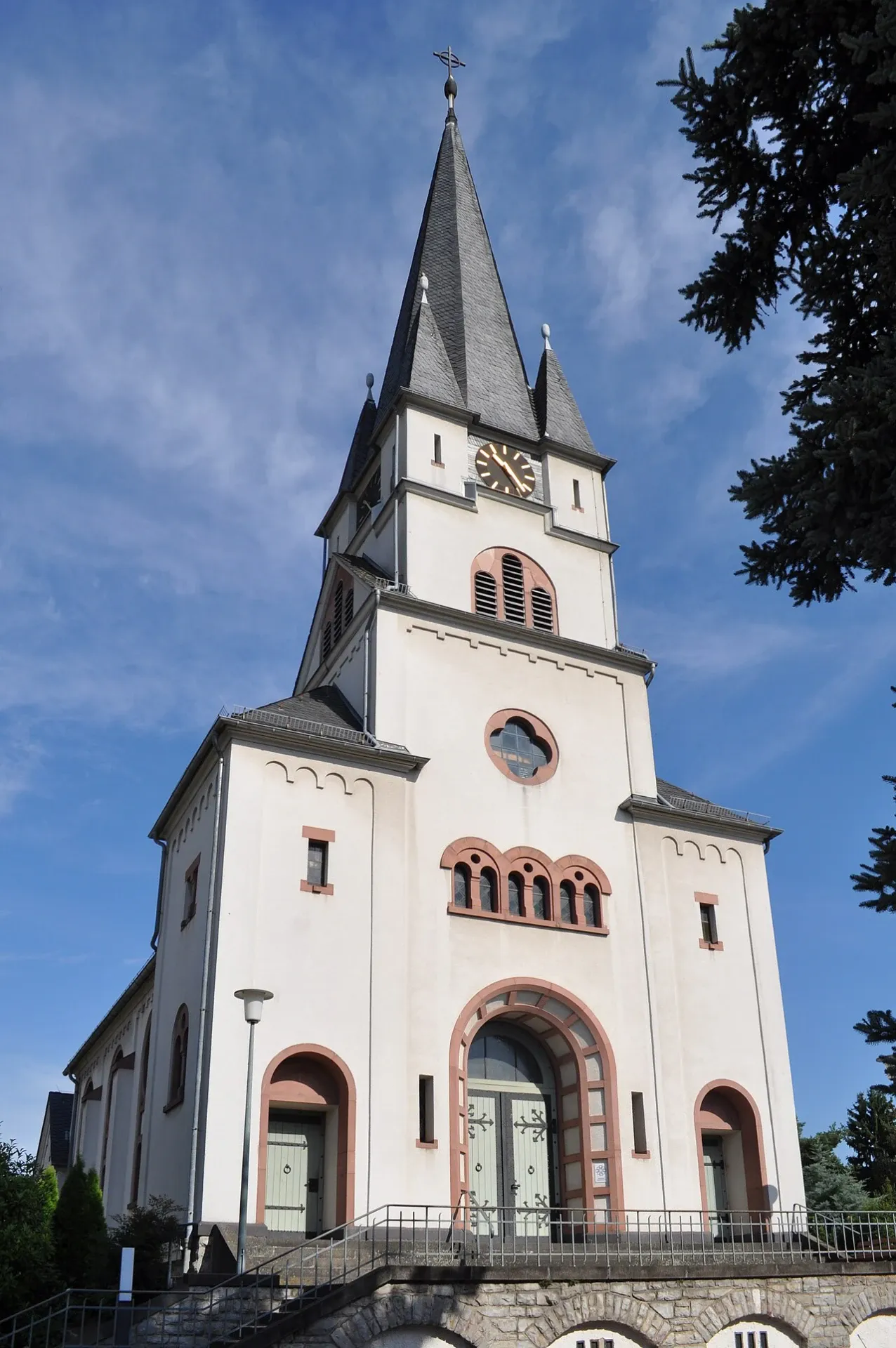 Turmfassade der Evangelischen Gedächtniskirche in Bad Homburg-Kirdorf