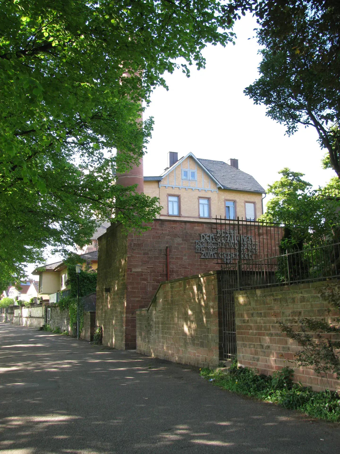 Gefallenendenkmal an der Stützmauer in Hanau-Großauheim