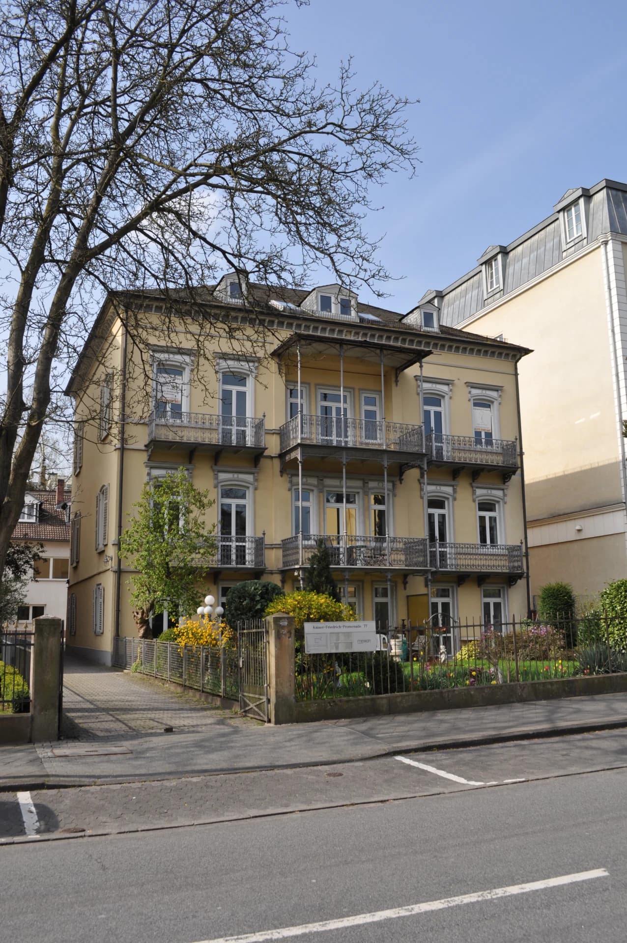 Gelbe Kurvilla an der Kaiser-Friedrich-Promenade in Bad Homburg