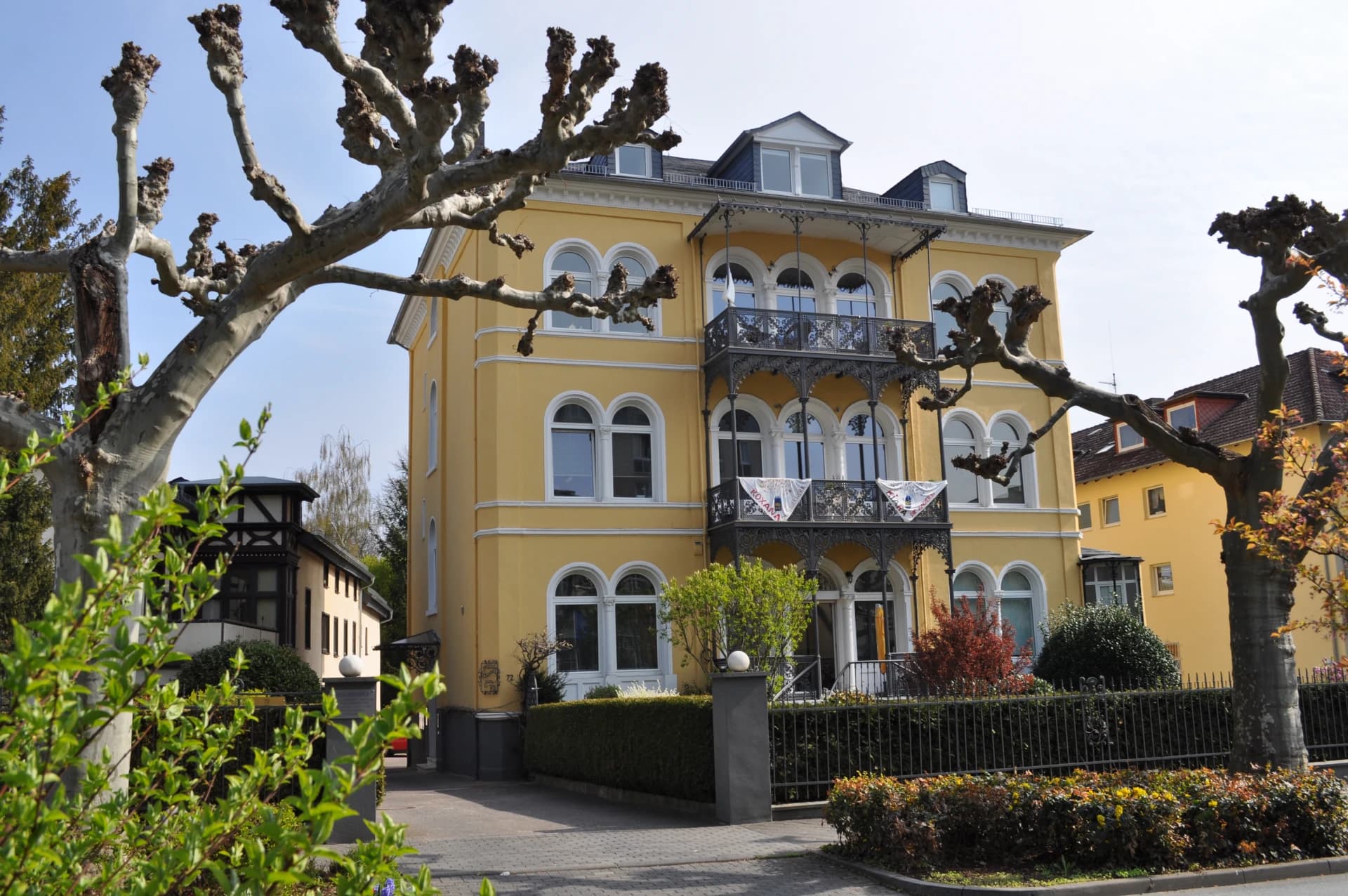 Gelbe Gründerzeitvilla an der Kaiser-Friedrich-Promenade in Bad Homburg