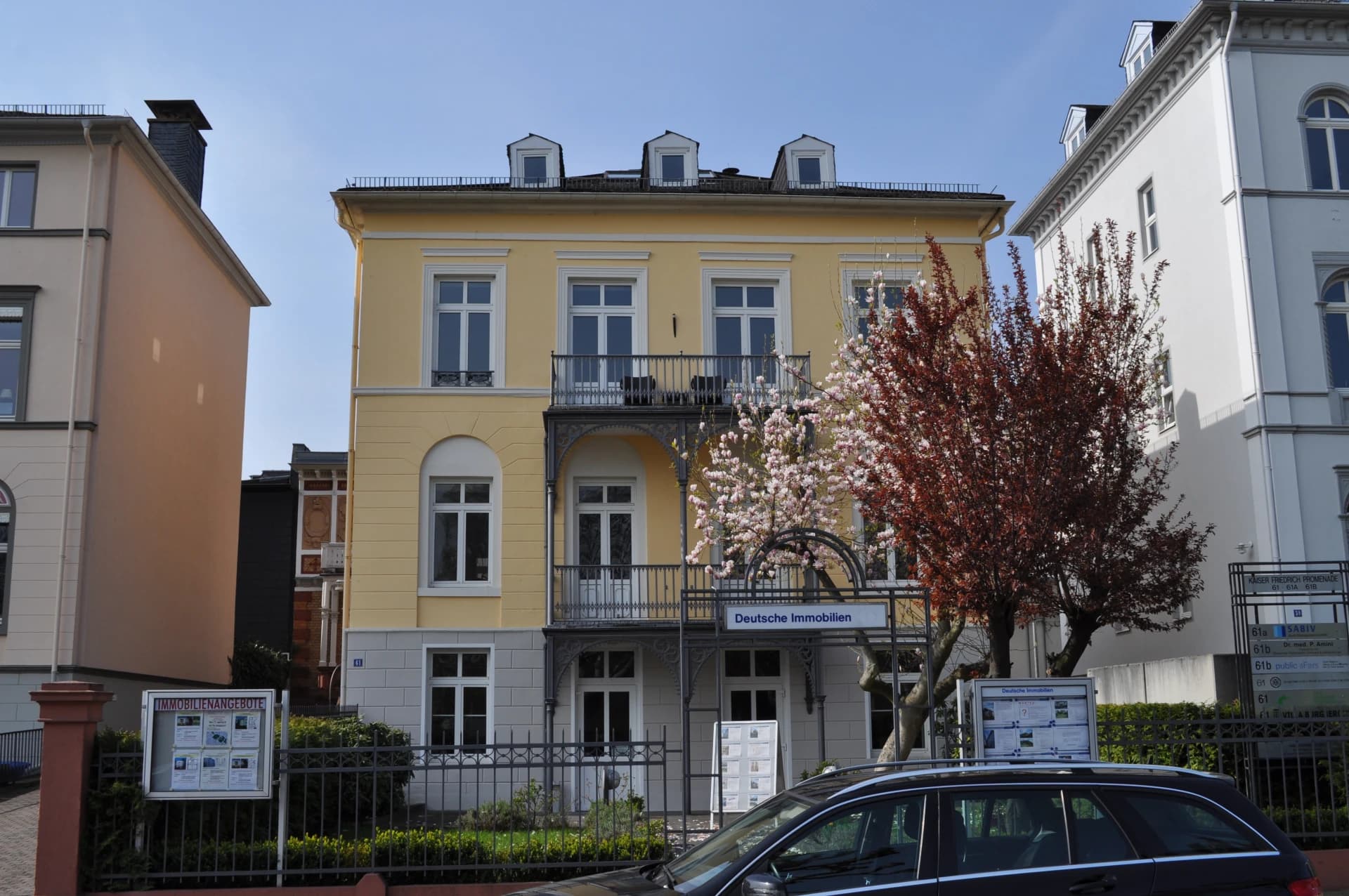 Gelbe Villa mit blühender Magnolie an der Kaiser-Friedrich-Promenade in Bad Homburg