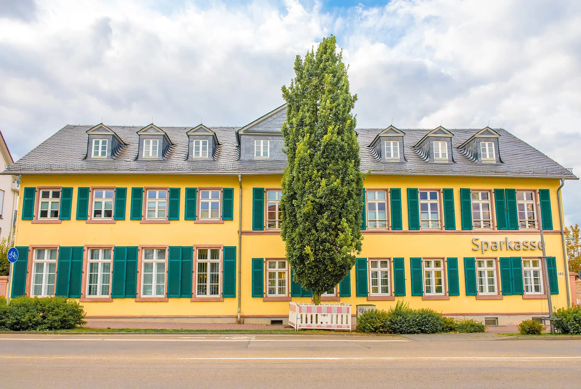 Gelbes Geschäftshaus in der Frankfurter Straße 132 in Bad Vilbel
