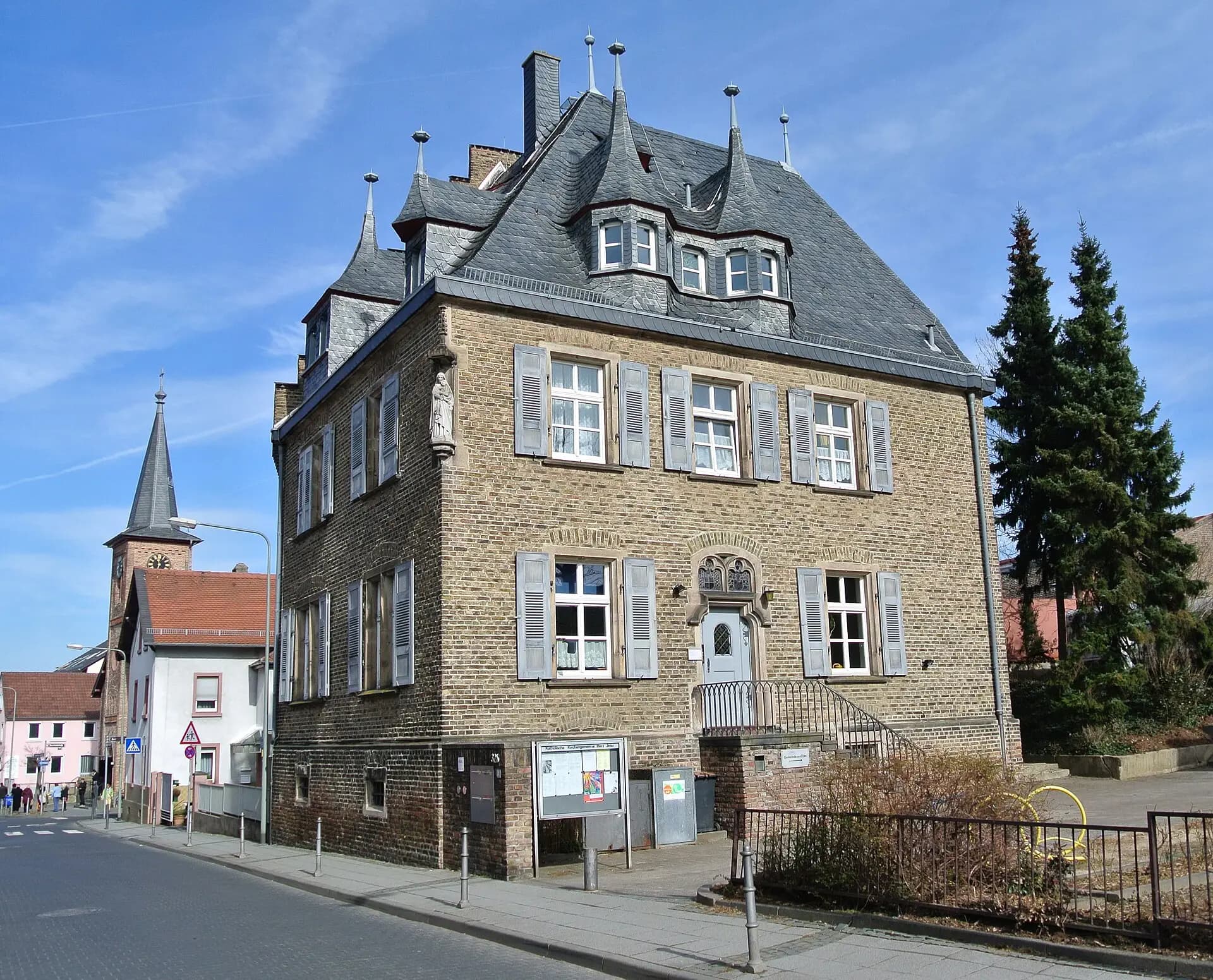 Gemeindehaus der Herz-Jesu-Gemeinde in Frankfurt Eckenheim