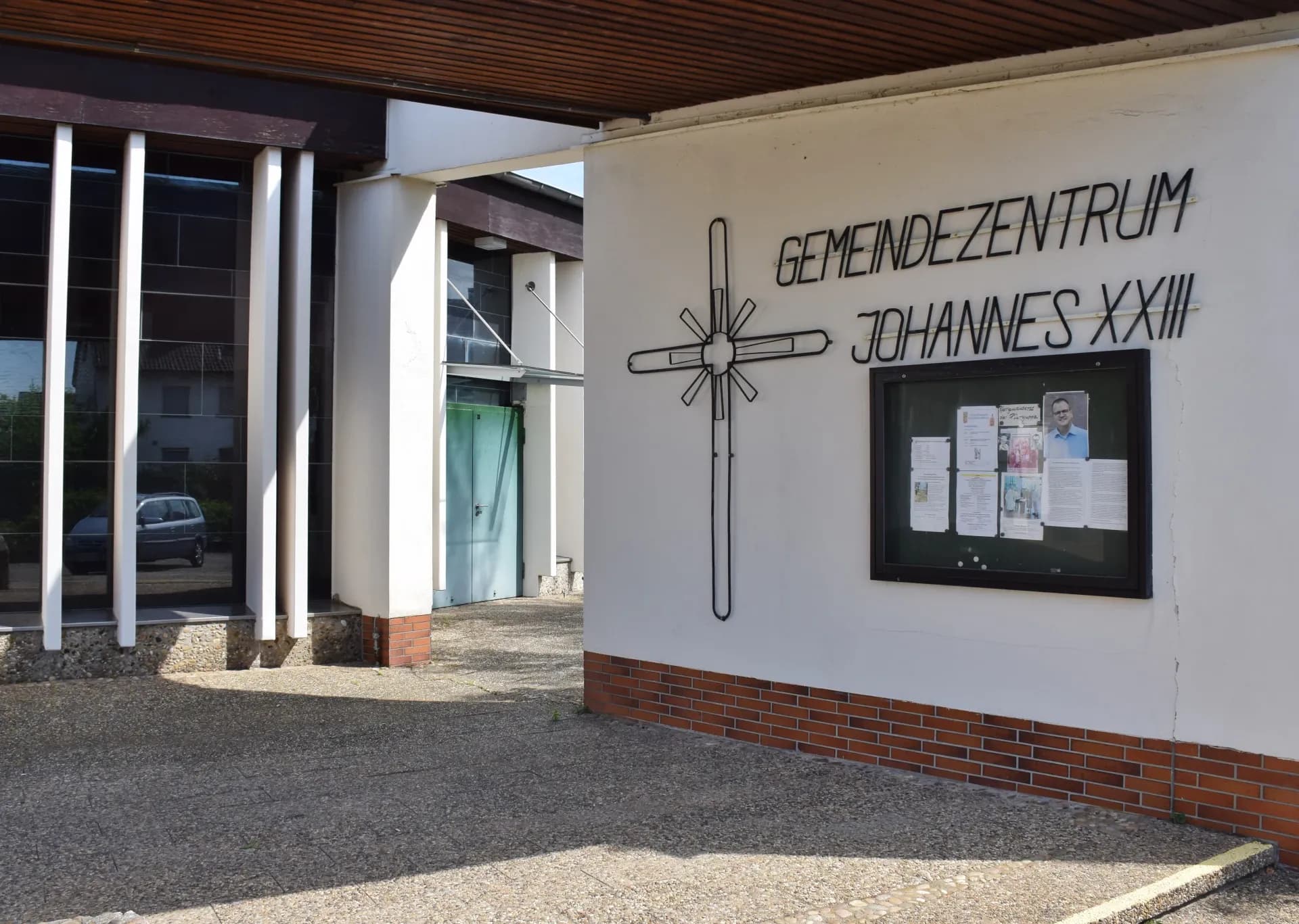 Vorplatz des Gemeindezentrums Johannes XXIII. in Rüsselsheim-Königstädten