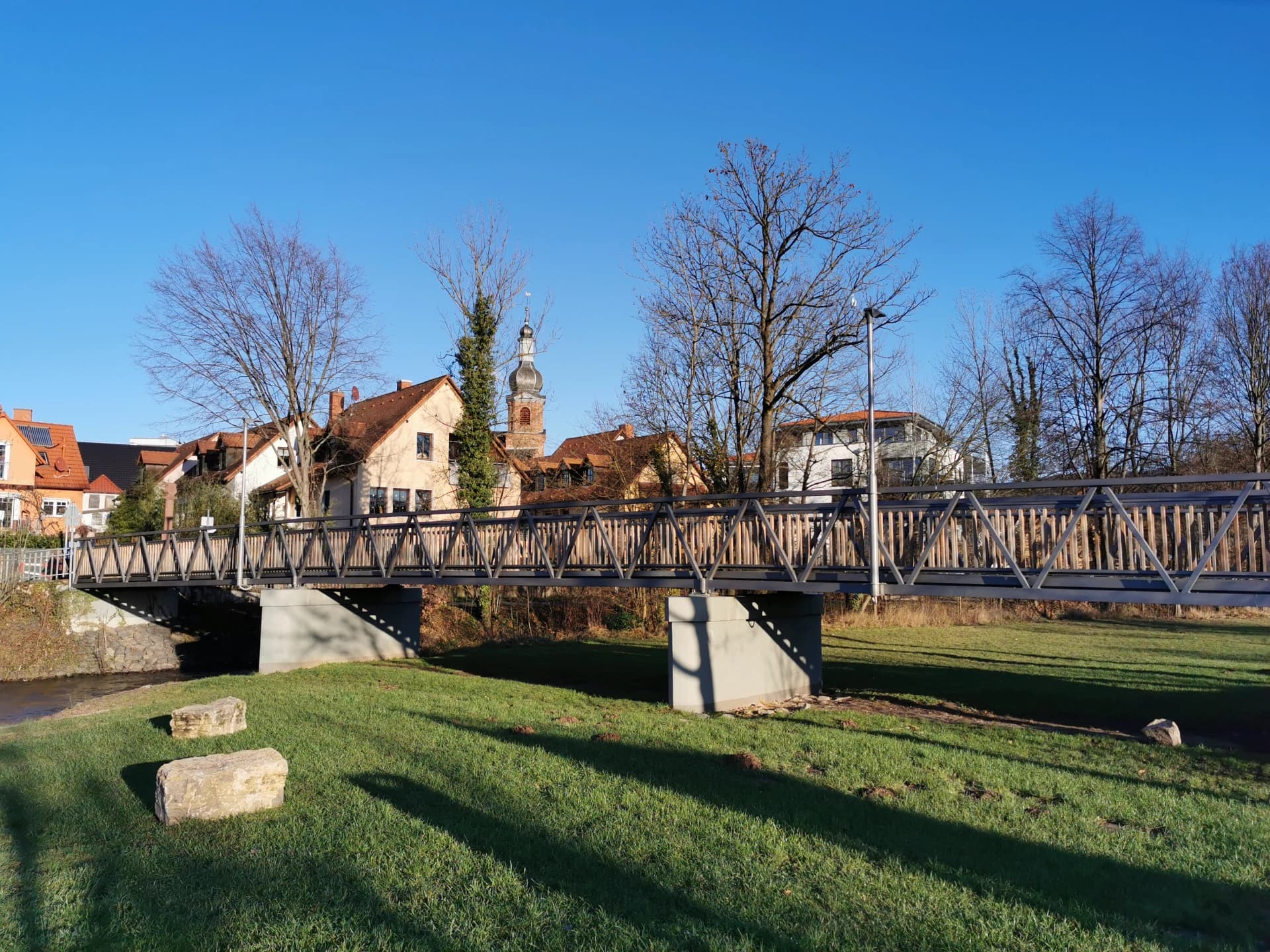 Holzsteg über die Kahl im Generationenpark Alzenau