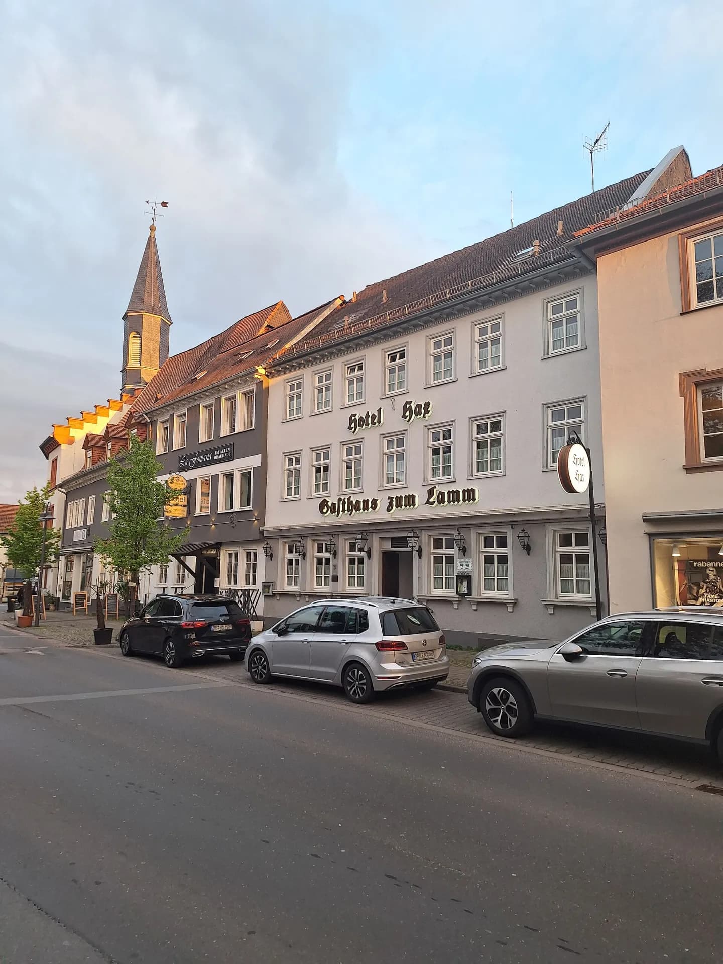 Georg-August-Zinn-Straße mit Kirchturm in Groß-Umstadt