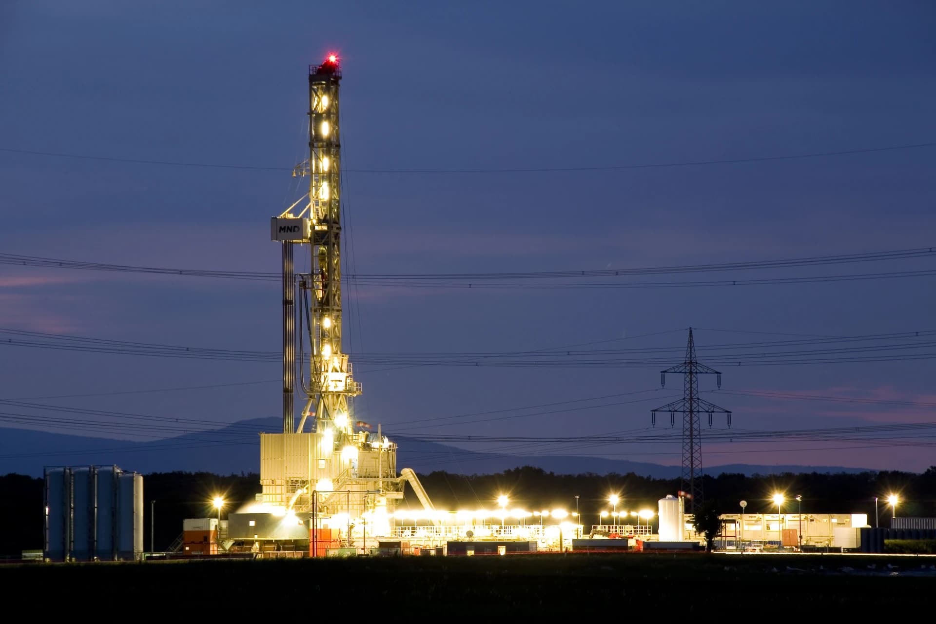 Geothermie-Tiefenbohrung bei Trebur am Abend