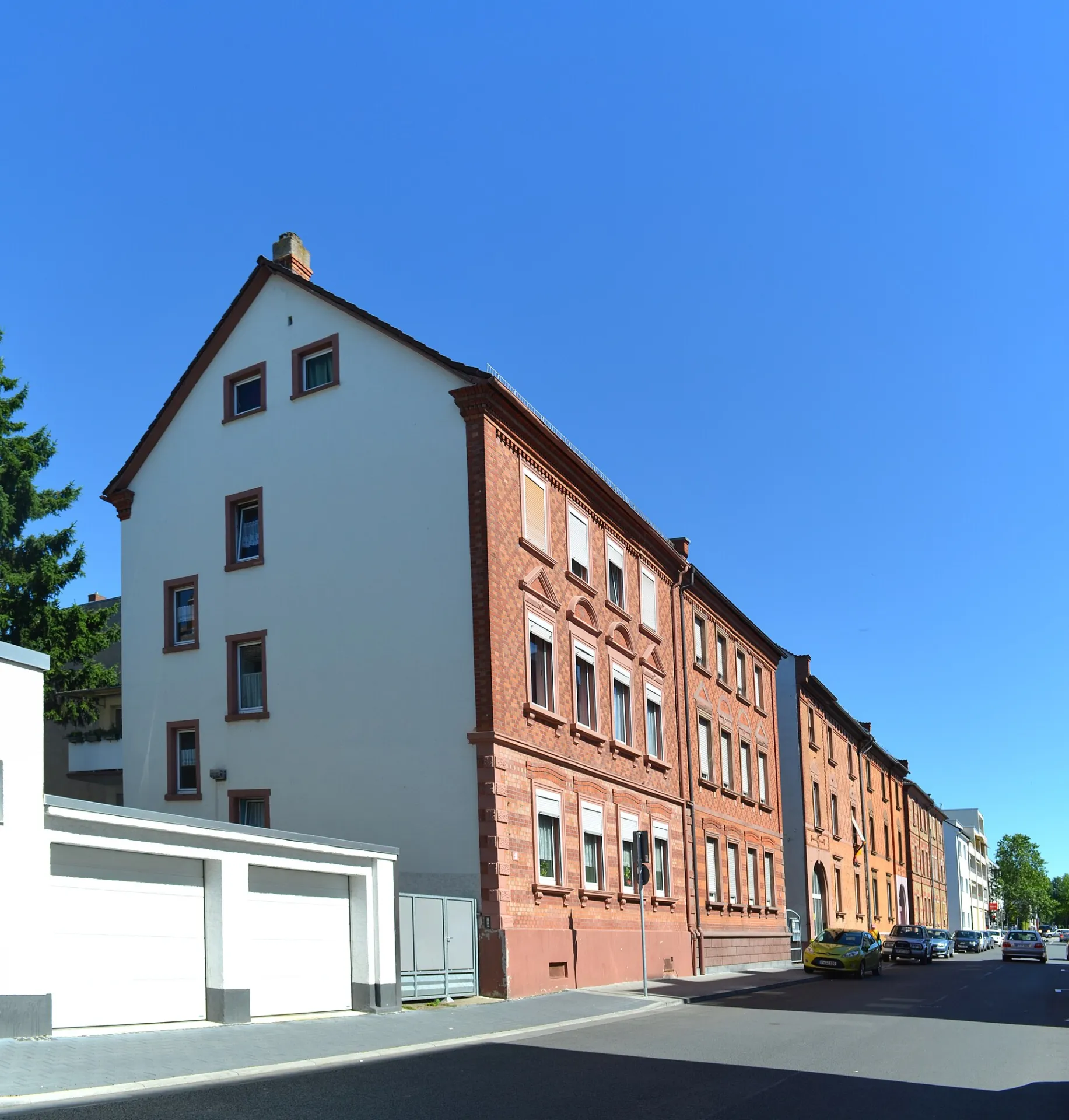Backsteinzeile an der Gerauer Straße in Frankfurt Niederrad