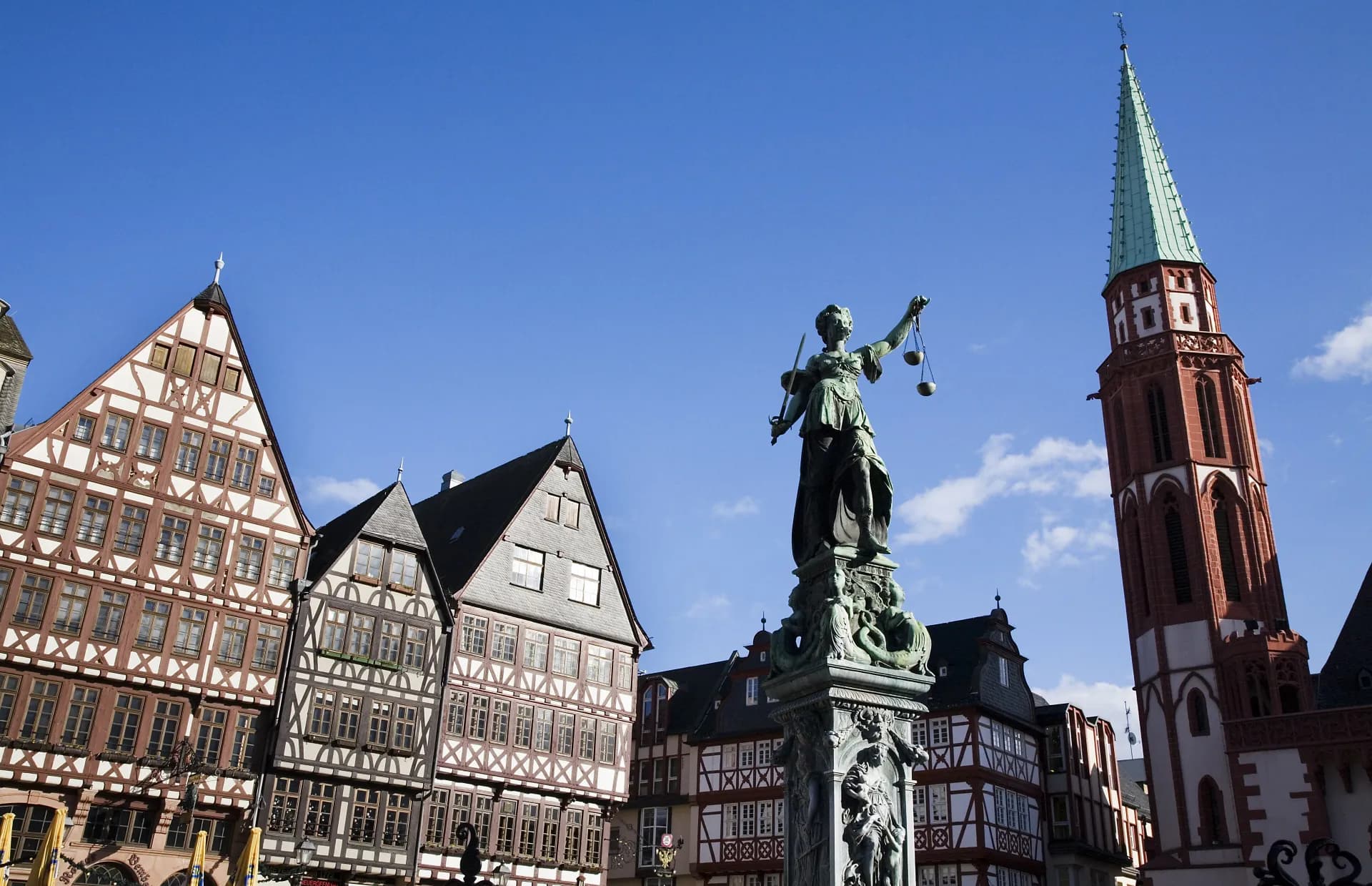 Gerechtigkeitsbrunnen und Alte Nikolaikirche in der Frankfurter Altstadt