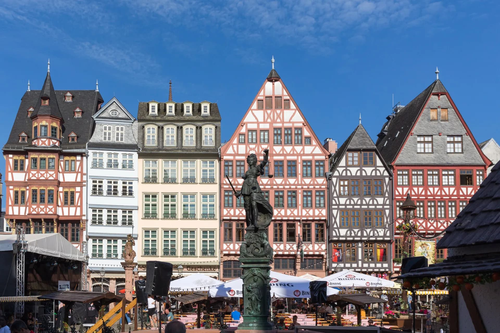 Gerechtigkeitsbrunnen vor der Ostzeile in der Frankfurter Altstadt