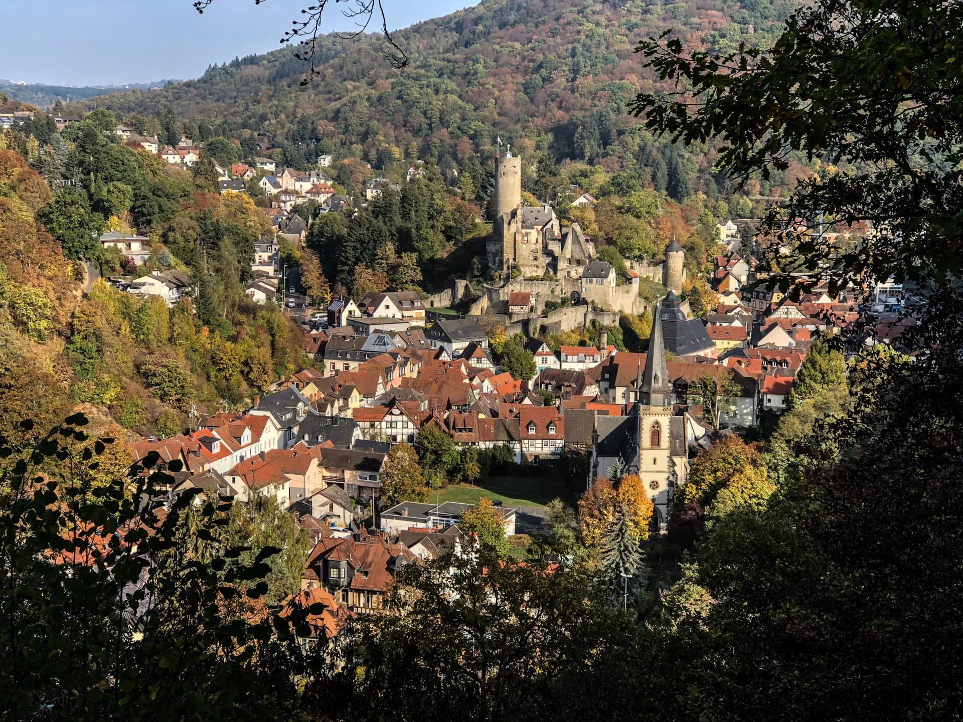 Gesamtansicht der Altstadt von Eppstein mit Burgruine