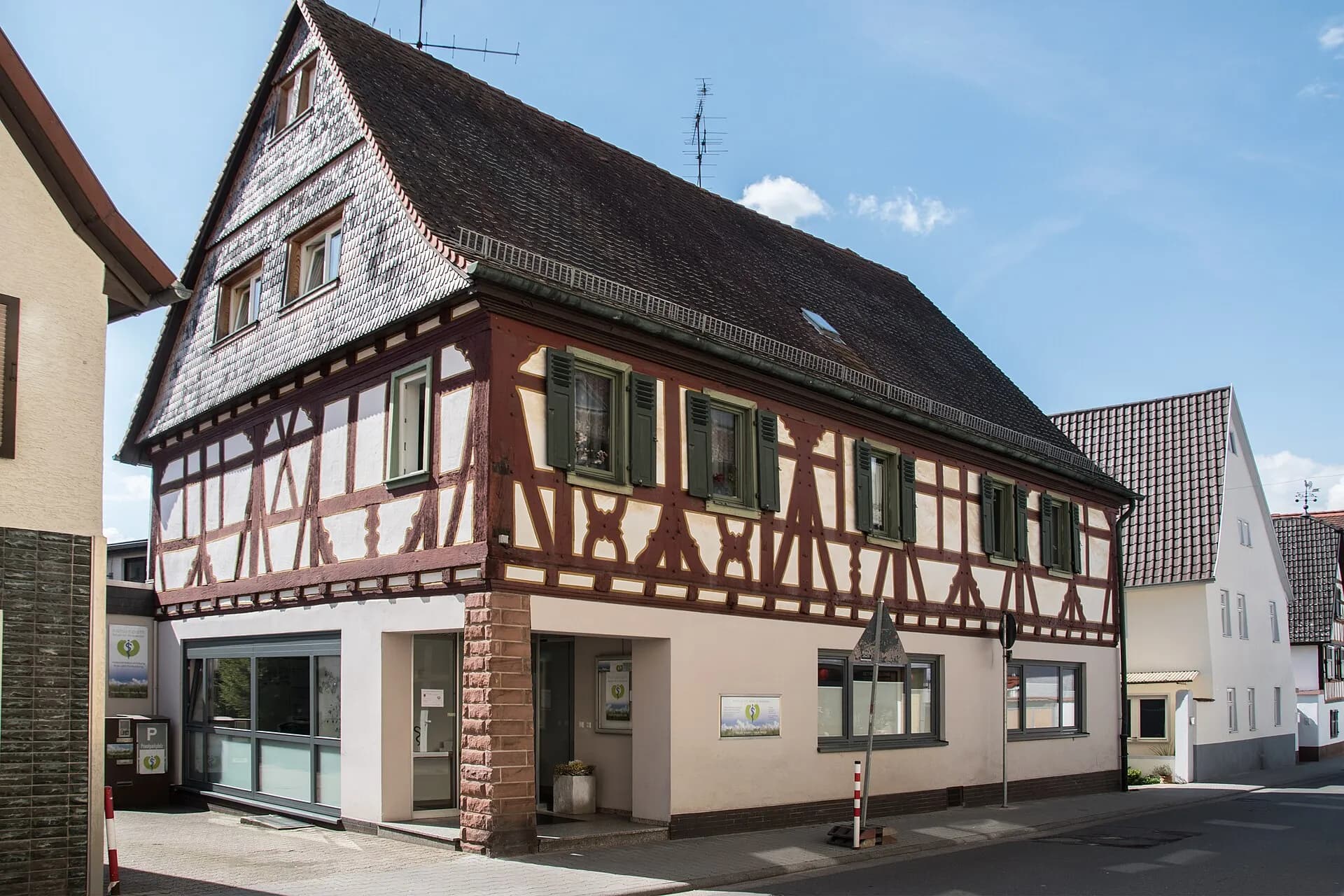 Geschäftshaus mit Fachwerkobergeschoss in der Darmstädter Straße in Seeheim-Jugenheim