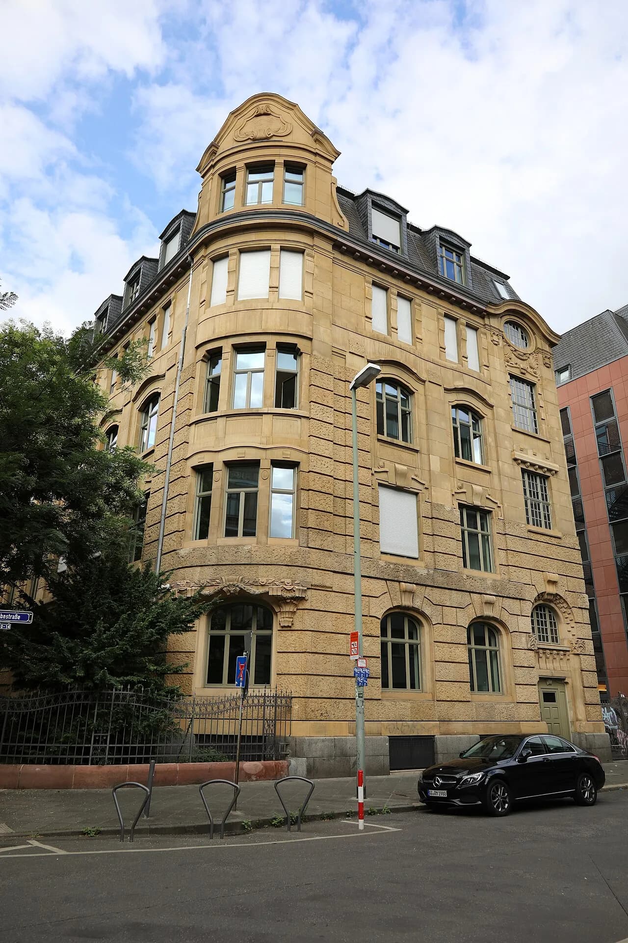 Geschäftshaus an der Ecke Elbestraße und Gutleutstraße im Frankfurter Gutleutviertel