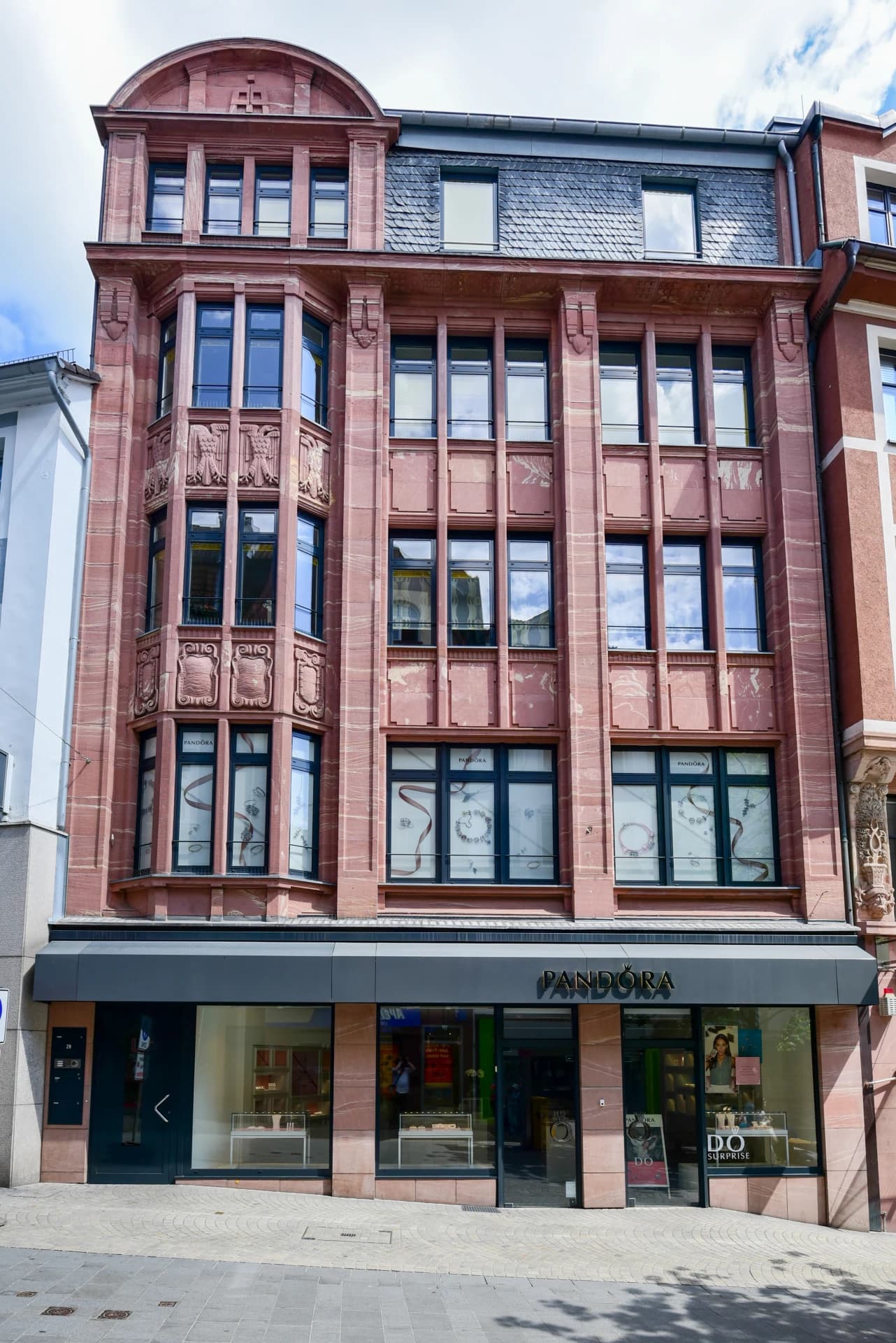 Sandsteinernes Geschäftshaus in der Herstallgasse in Aschaffenburg