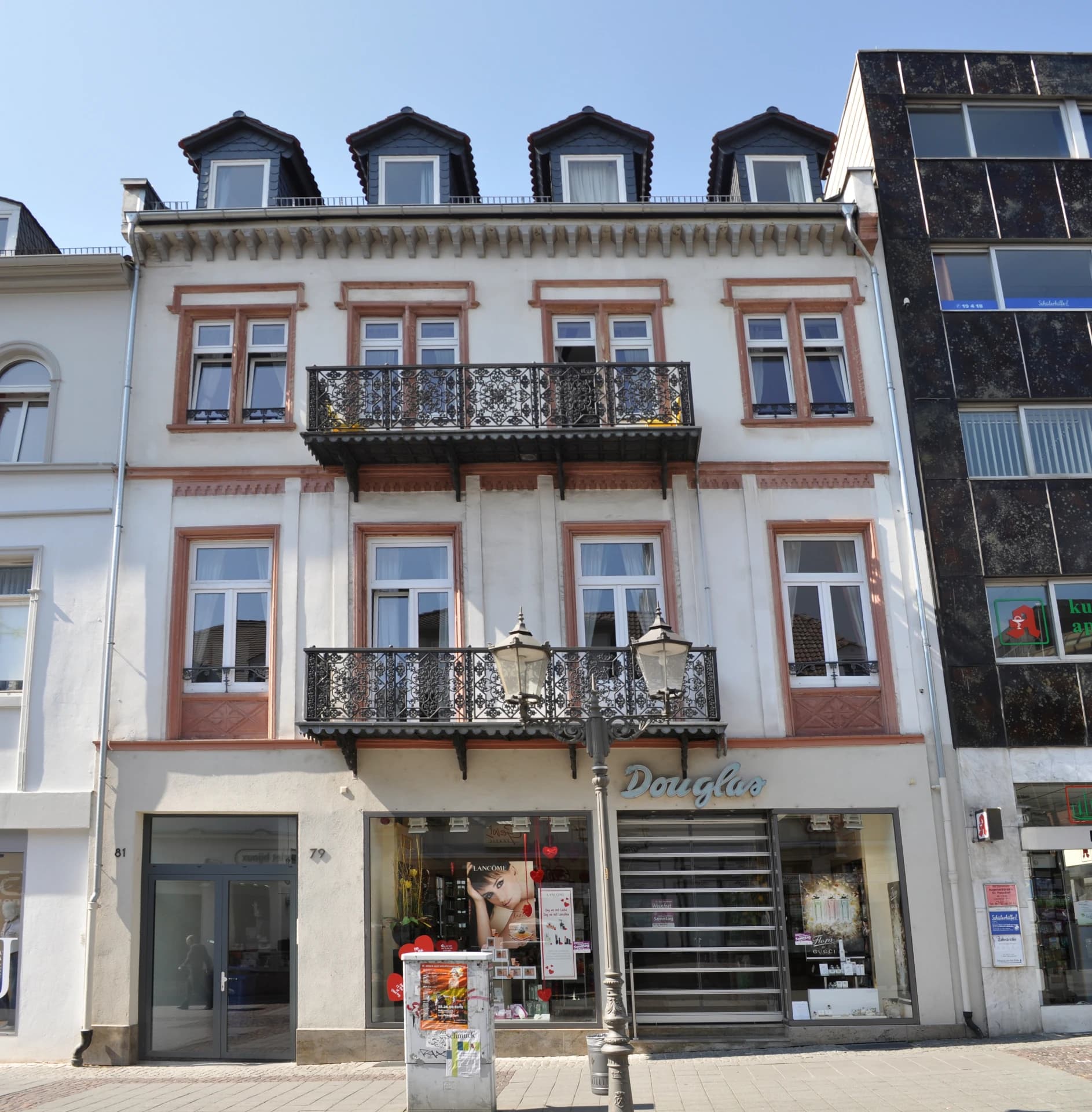 Geschäftshaus mit Balkonen in der Louisenstraße in Bad Homburg