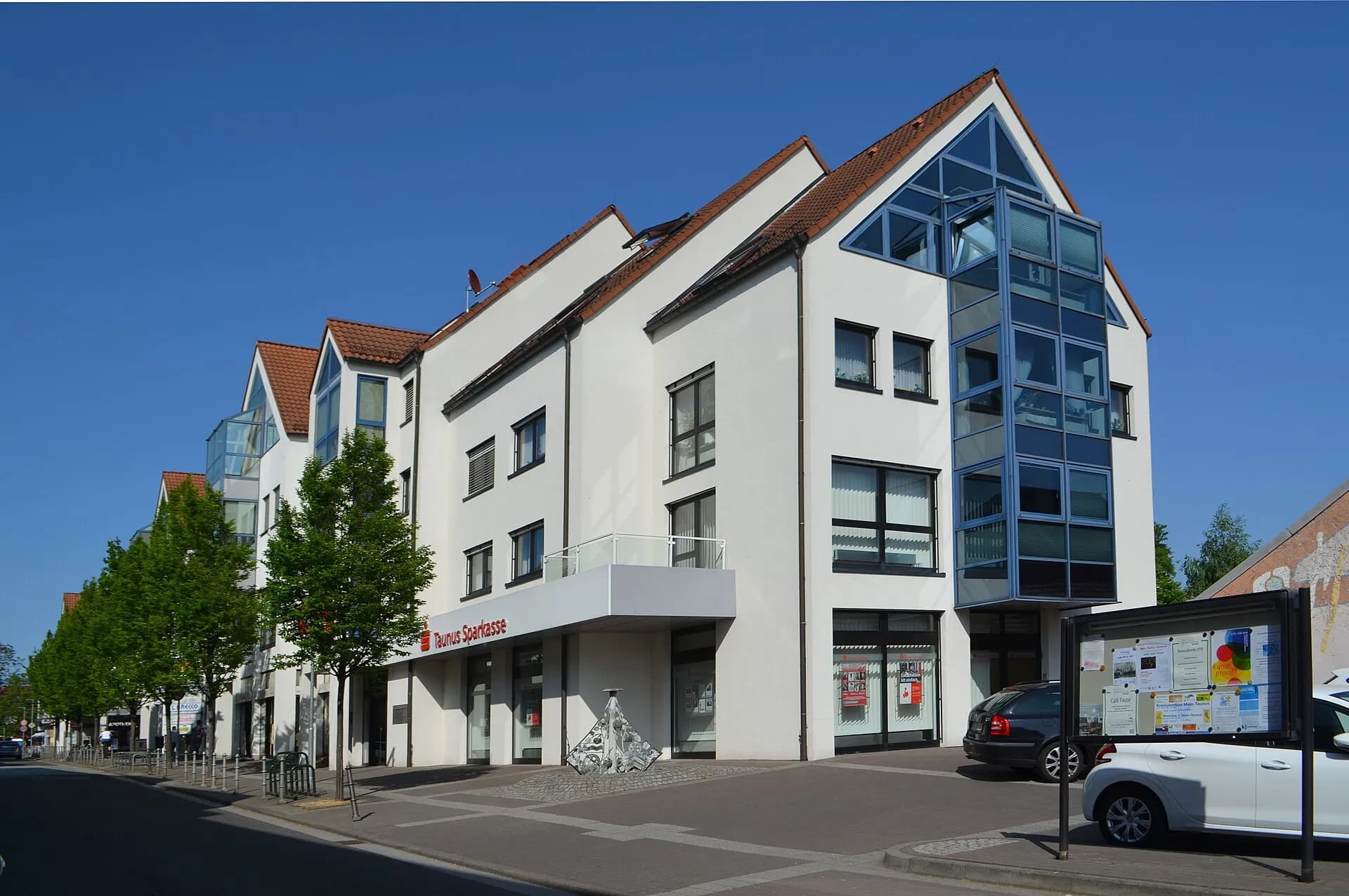 Geschäftshaus im Ortszentrum von Kriftel