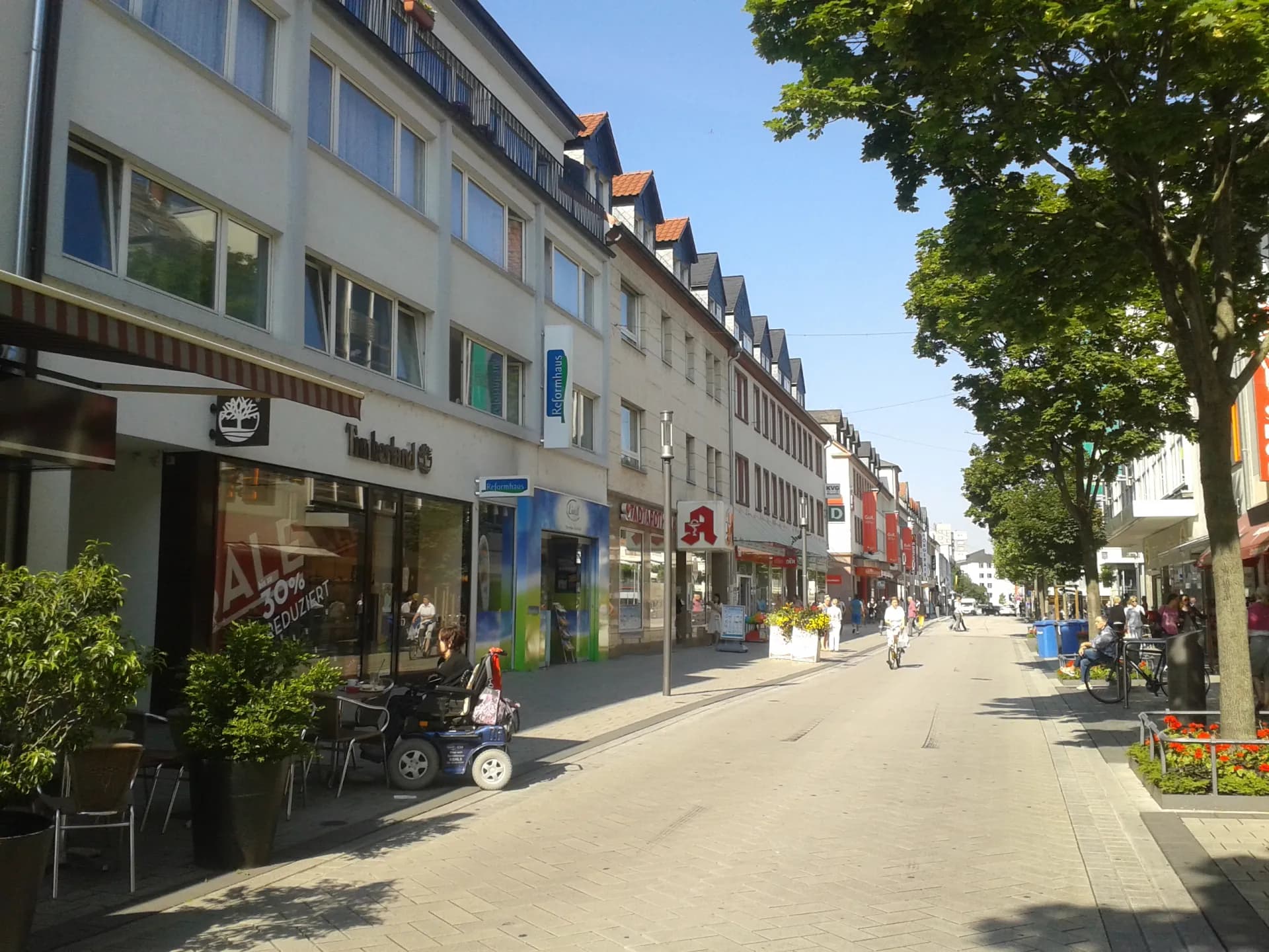 Geschäftsstraße mit Baumreihe in Hanau