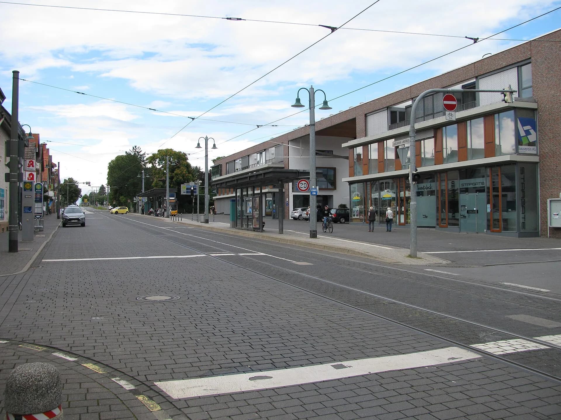 Geschäftsstraße mit Straßenbahngleisen in Darmstadt-Eberstadt