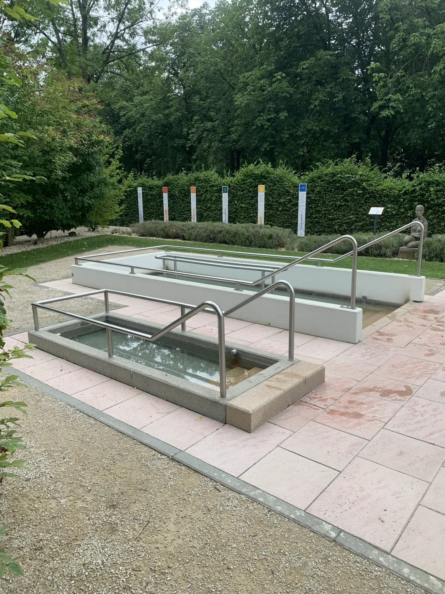 Kneippbecken im Gesundheitsgarten in Bad Nauheim