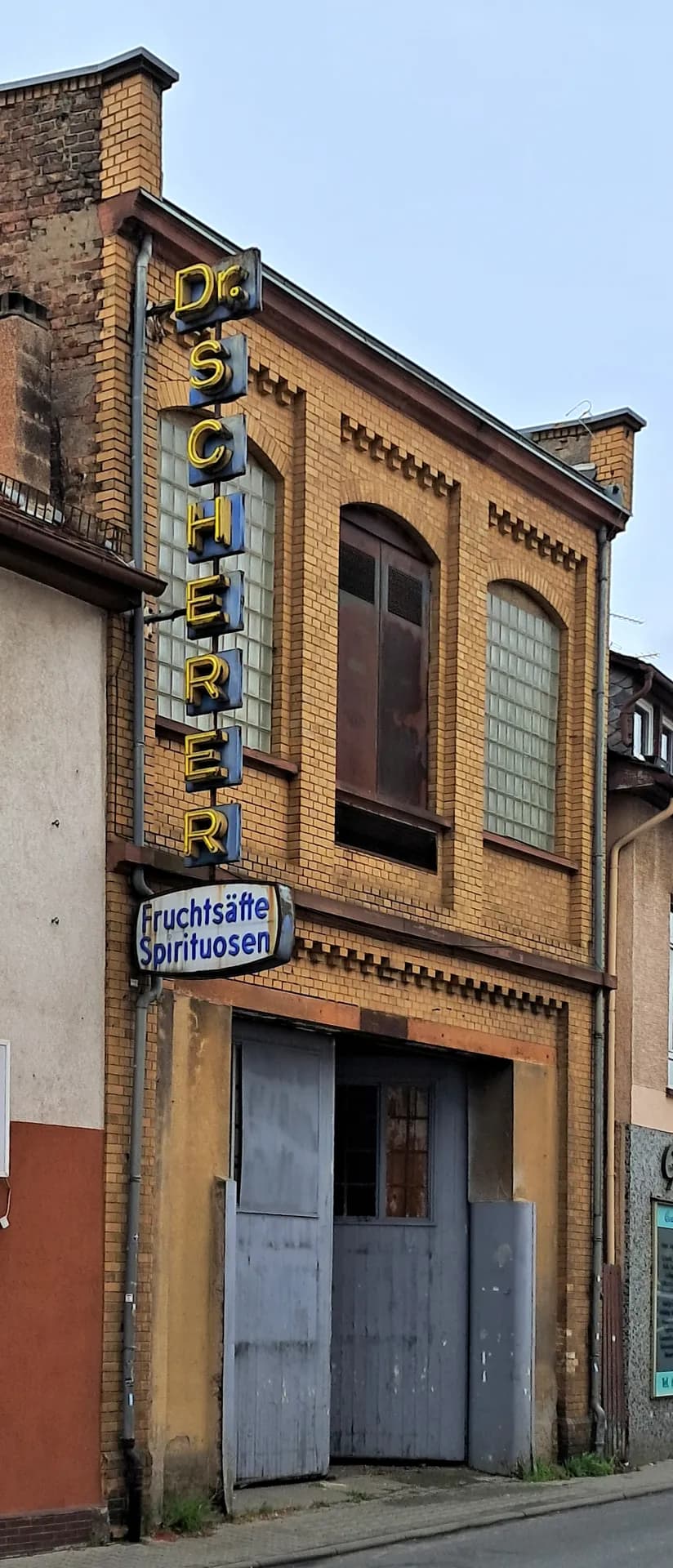 Tordurchfahrt der ehemaligen Getränkefabrik in Langen