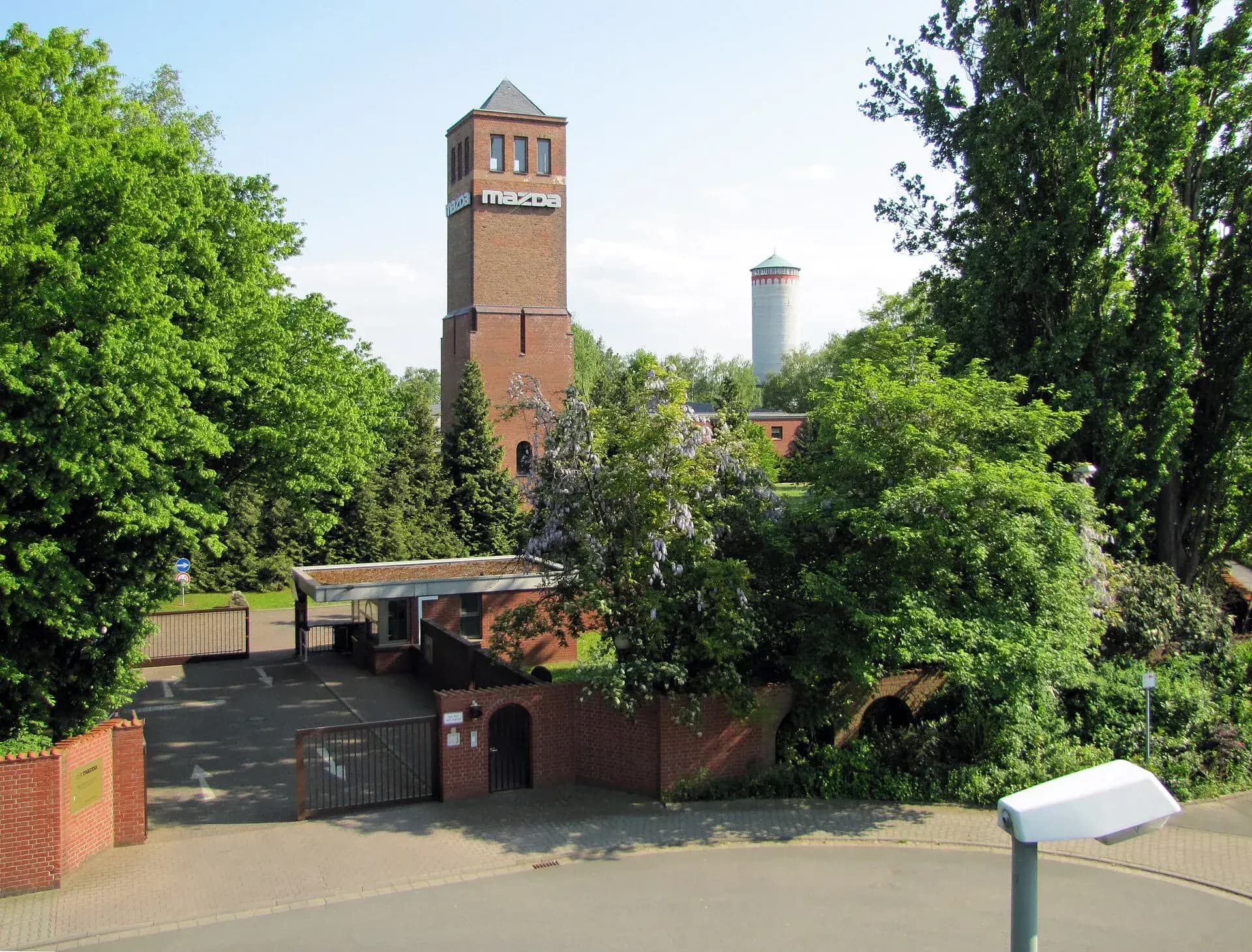 Backsteinturm und Wasserturm am Gewerbegebiet in Oberursel-Weißkirchen