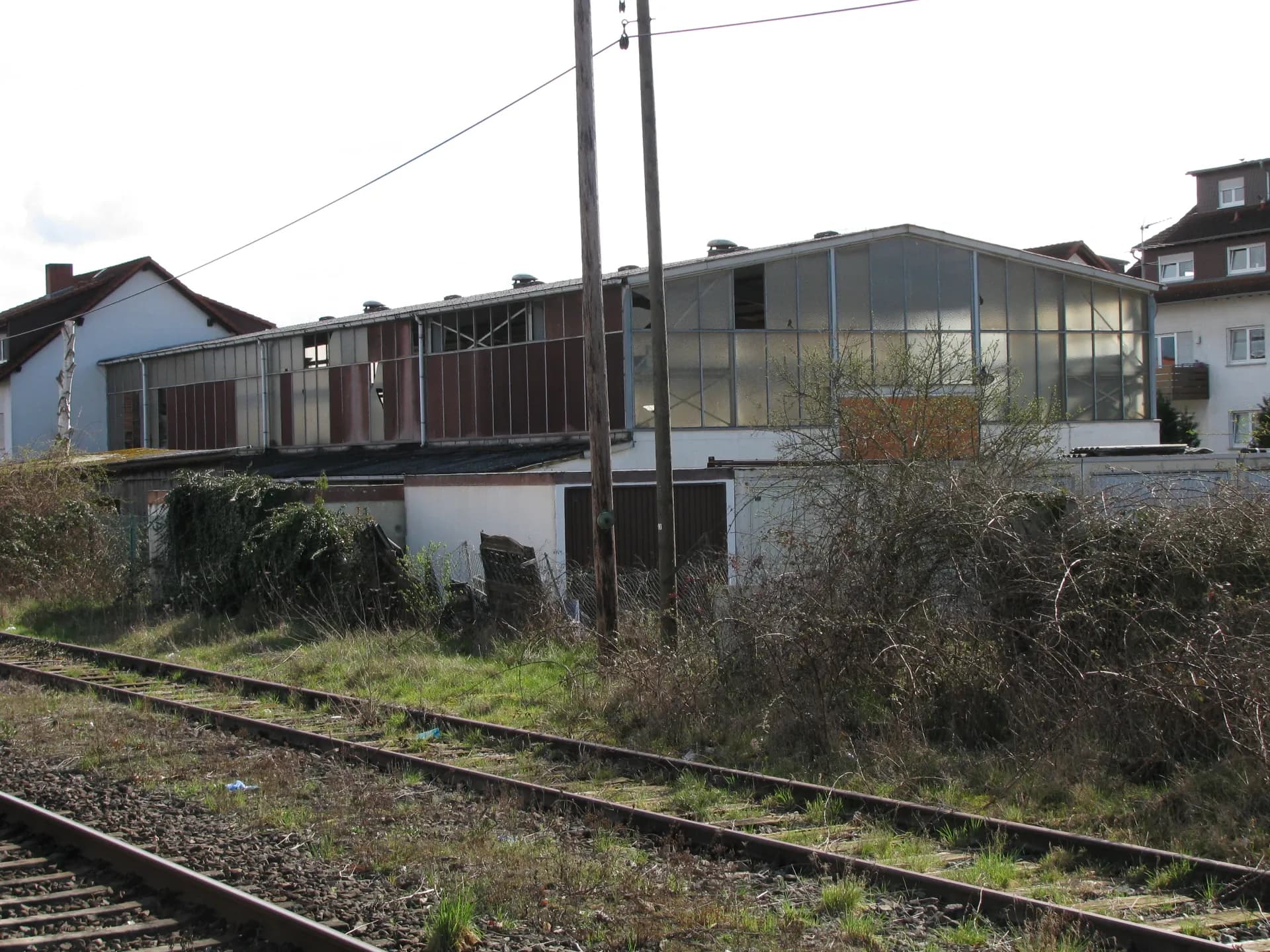 Gewerbehalle an der Bahnstrecke in der Jahnstraße in Eppertshausen