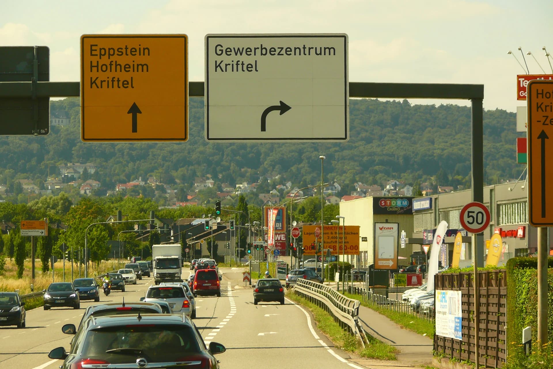 Einfahrt zum Gewerbezentrum von der A66 kommend in Kriftel