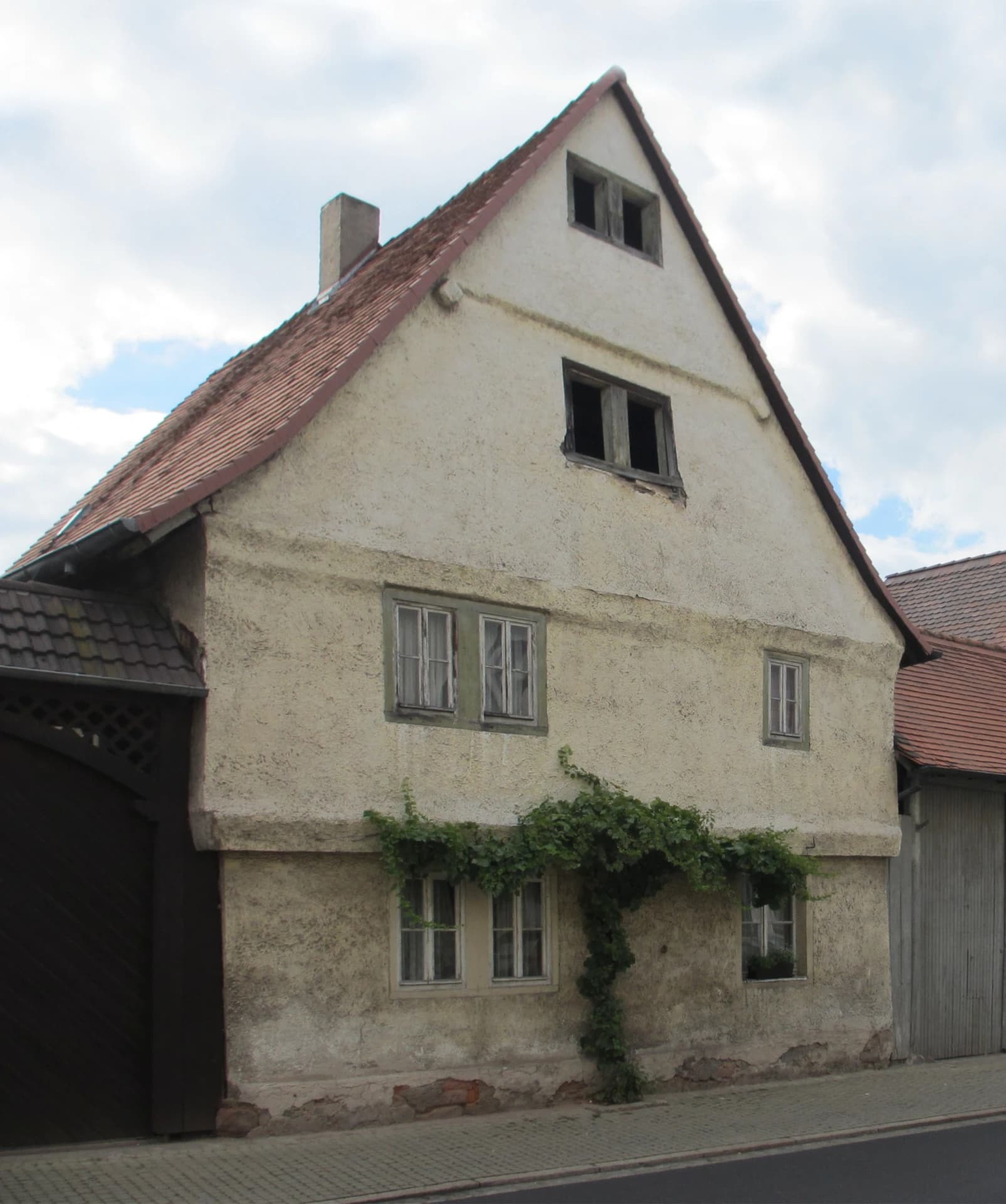 Verputztes Giebelhaus in der Hauptstraße in Niedernberg