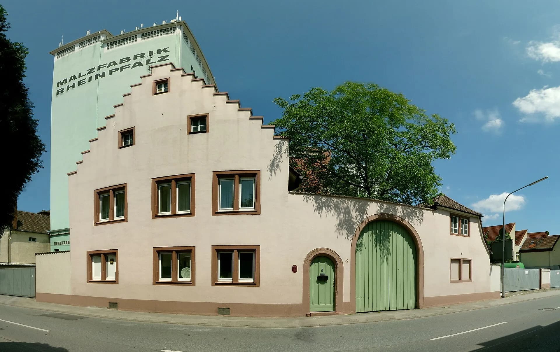 Historisches Giebelhaus mit Torbogen in Pfungstadt
