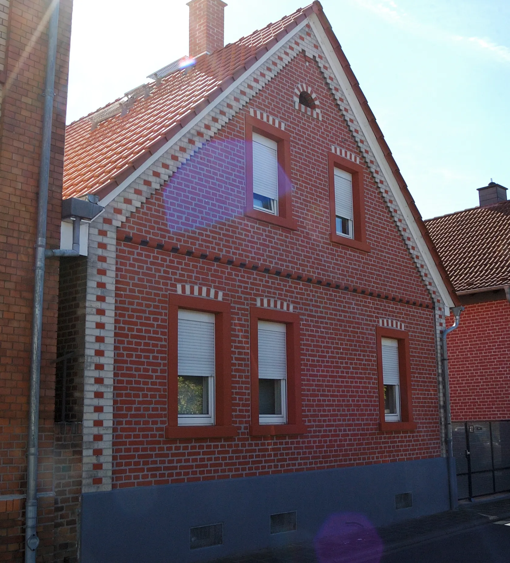 Giebelseite eines Backsteinhauses in der Schillerstraße in Hanau-Klein-Auheim