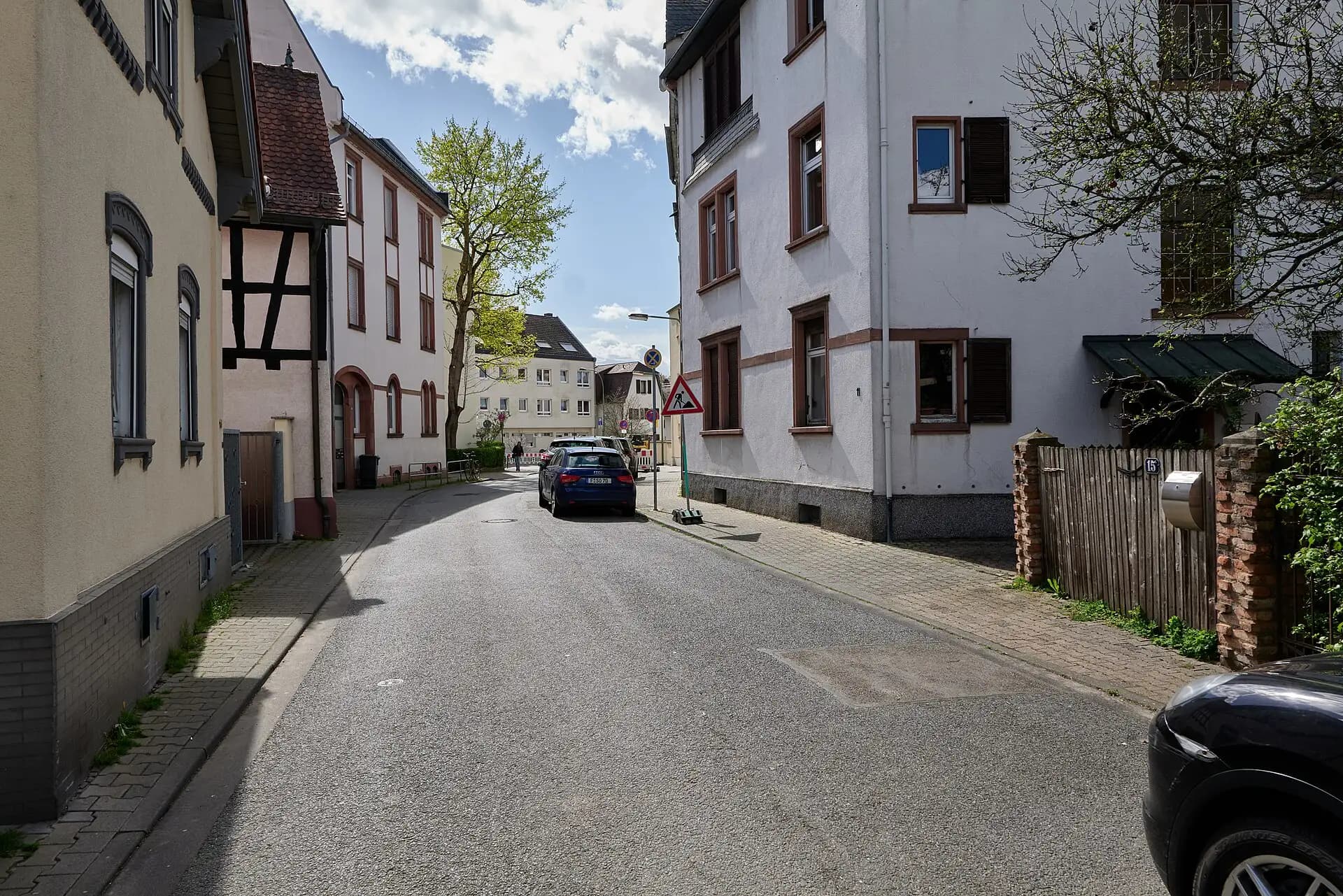 Ginnheimer Mühlgasse mit Blick zum Ortskern in Frankfurt Ginnheim