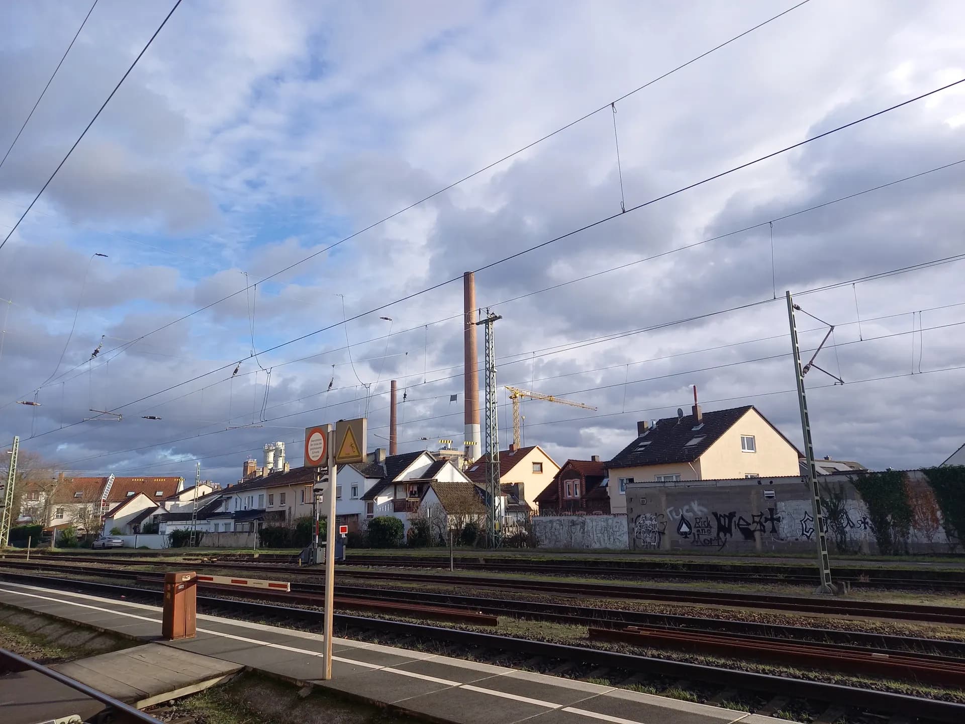 Gleisanlage mit Wohnhäusern am Ortsrand von Stockstadt am Main