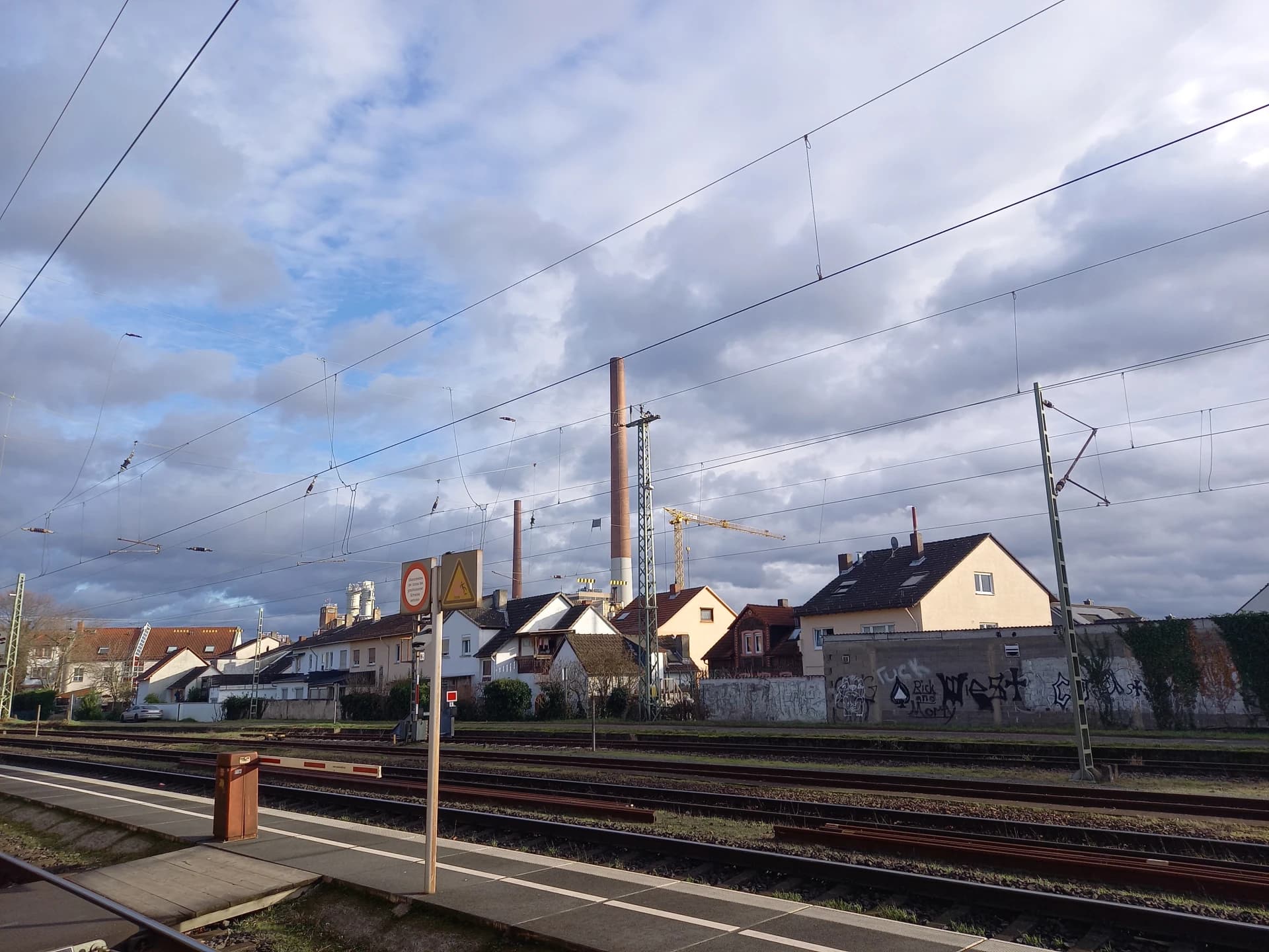 Gleisanlage mit Wohnhäusern am Ortsrand von Stockstadt am Main