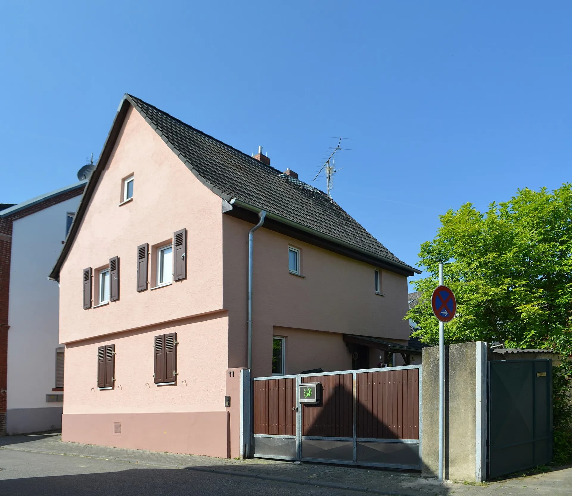 Straßenseite des Wohnhauses Goethestraße 11 in Kriftel