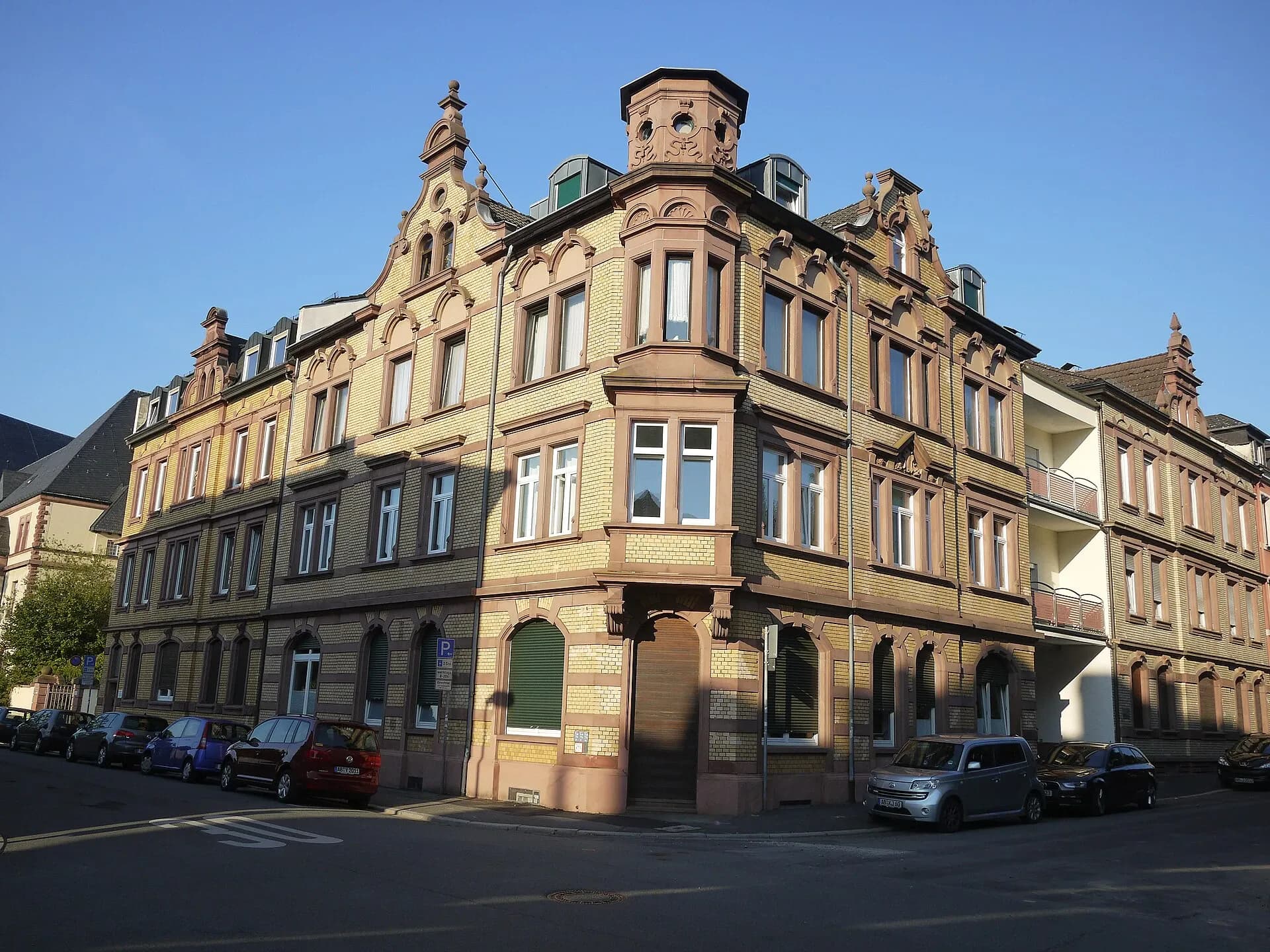 Gründerzeit-Eckhaus mit Turm in der Goethestraße in Aschaffenburg