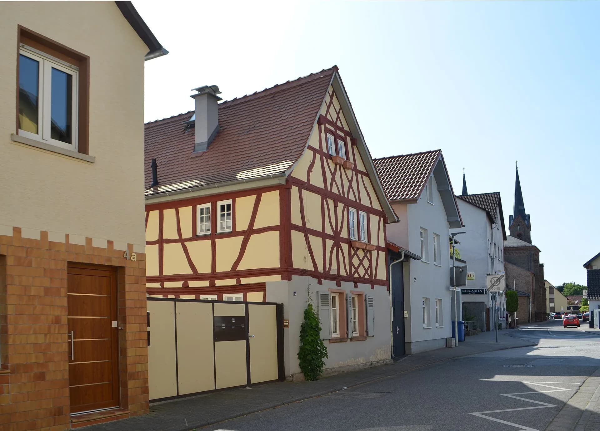 Straßenzug an der Goethestraße 4 in Kriftel mit Blick zur Pfarrkirche