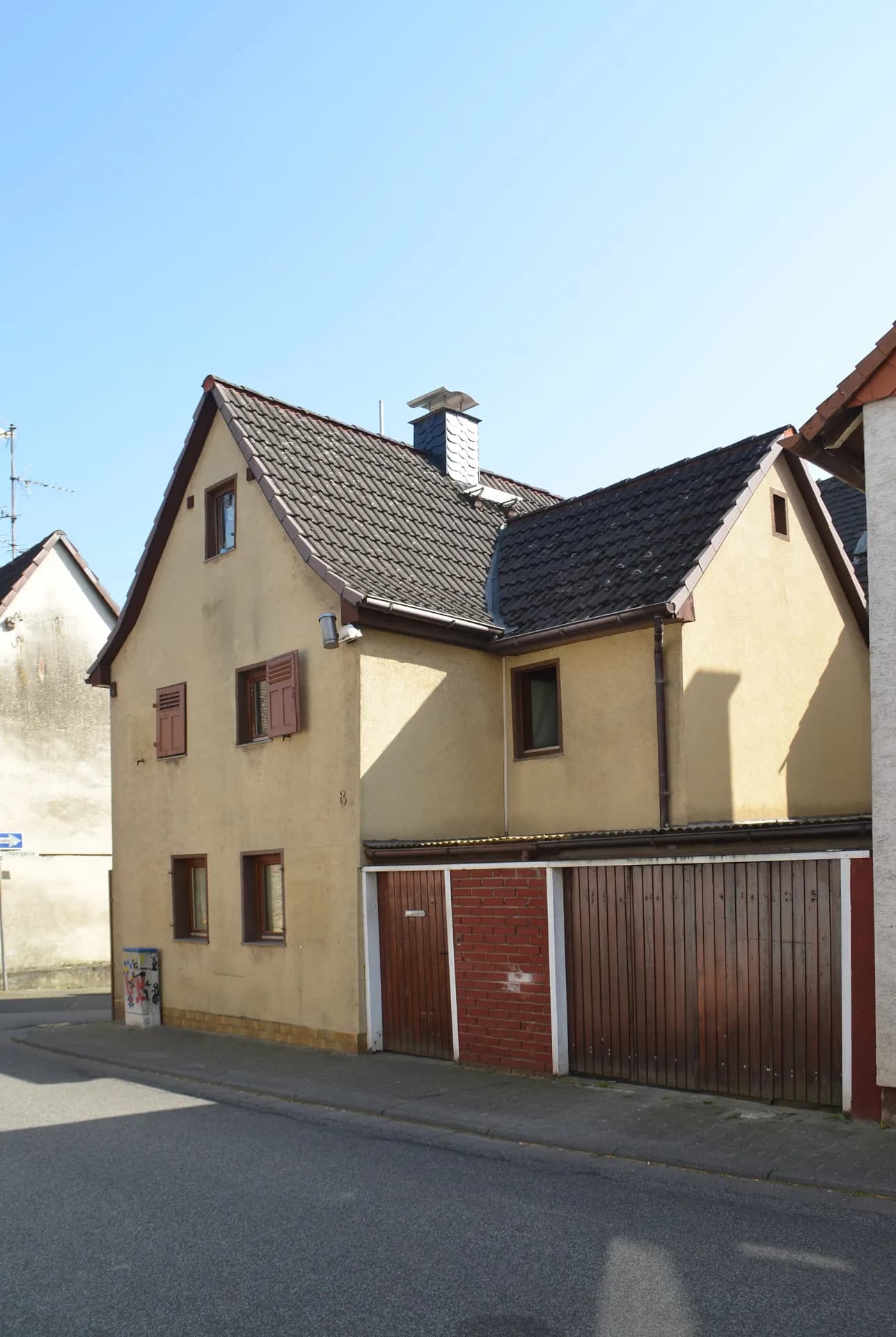Wohnhaus mit Hoftor in der Goethestraße 8 in Kriftel