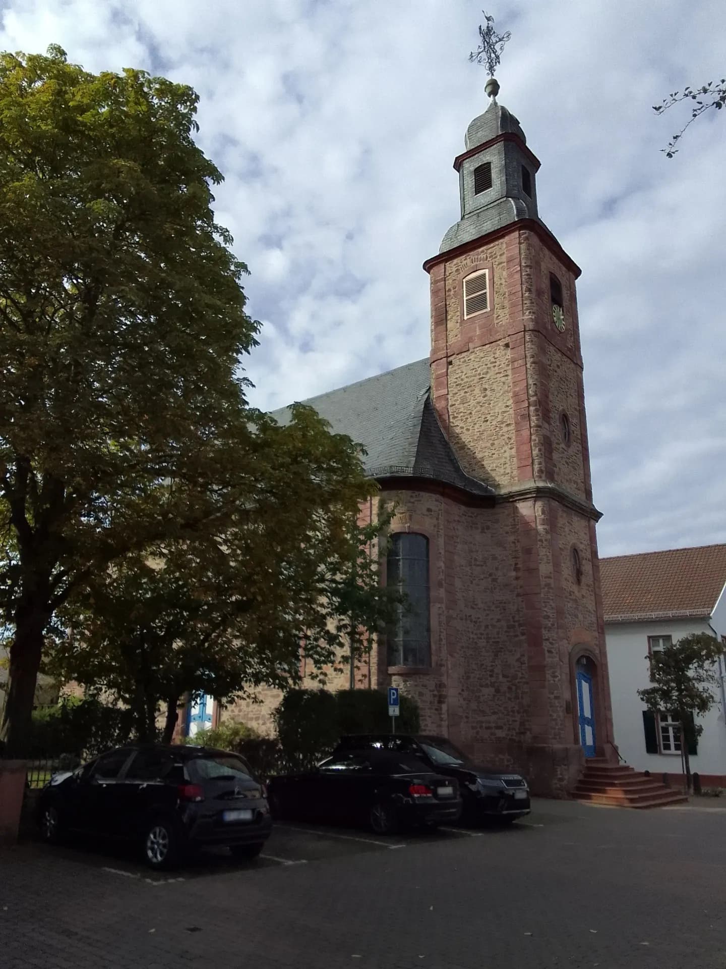 Turmseite der evangelischen Kirche in Dreieich-Götzenhain