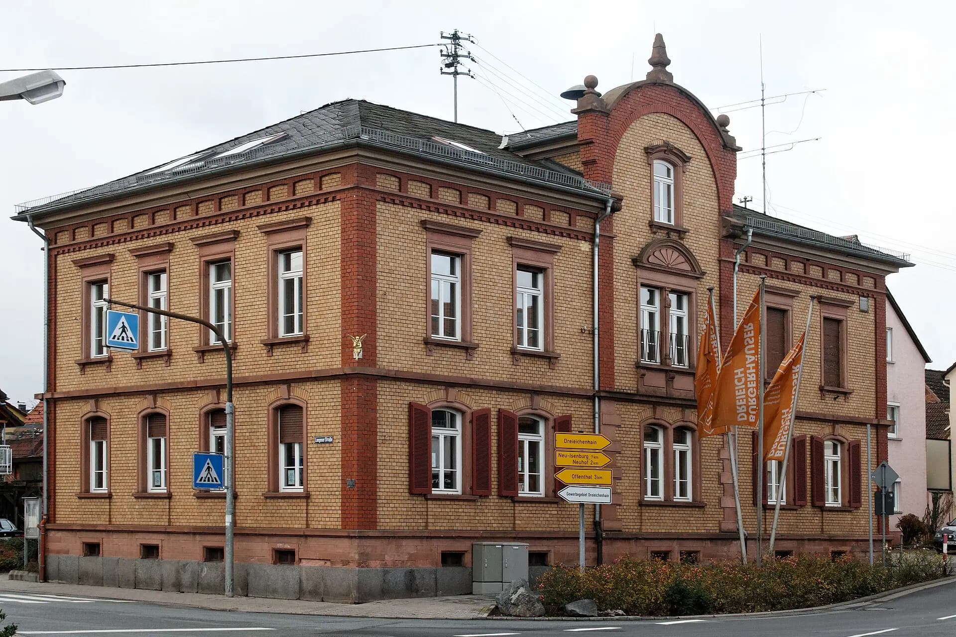 Altes Rathaus mit Backsteinfassade an der Straßenkreuzung in Dreieich-Götzenhain