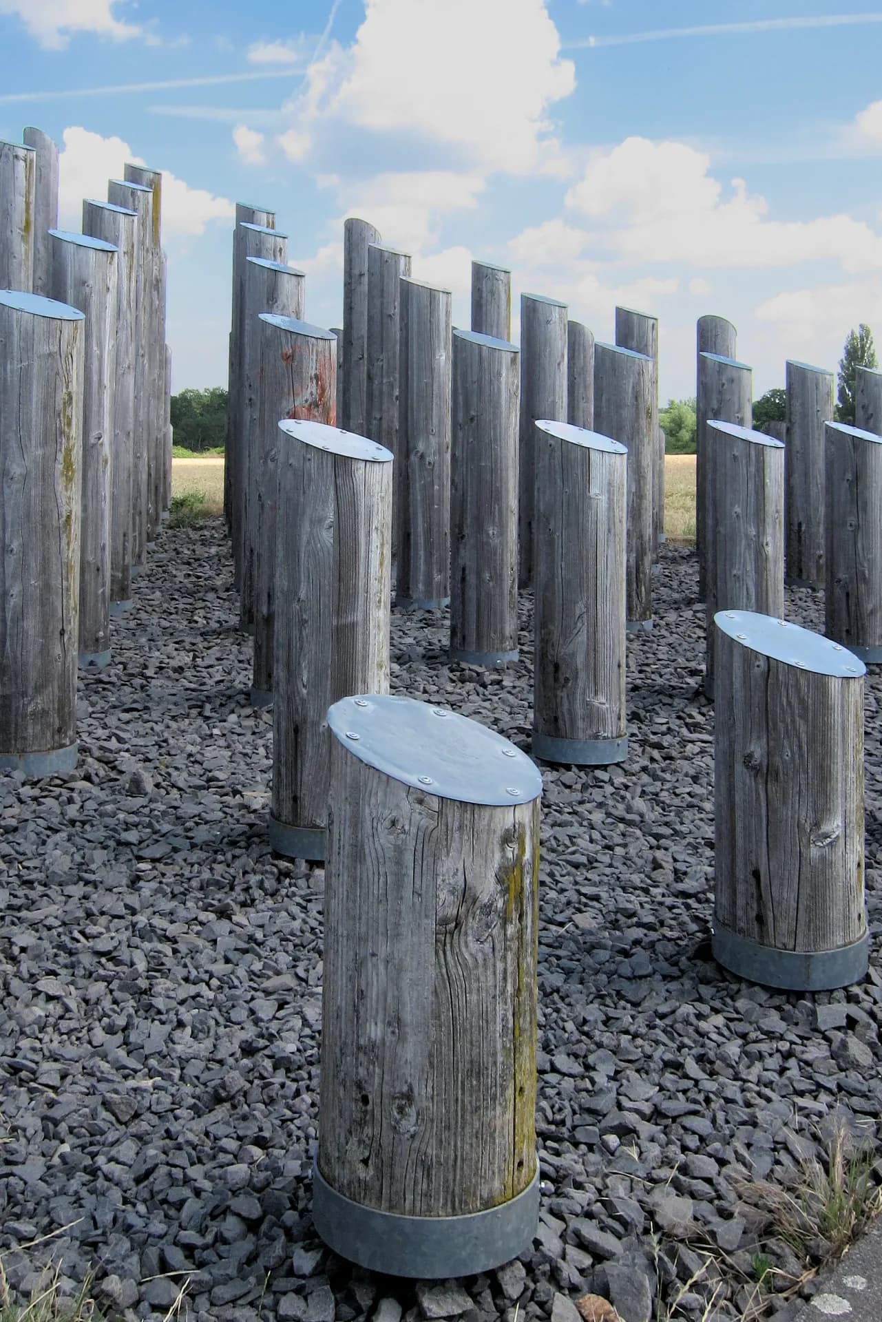 Holzstelen der Stangenpyramide in Dreieich-Götzenhain