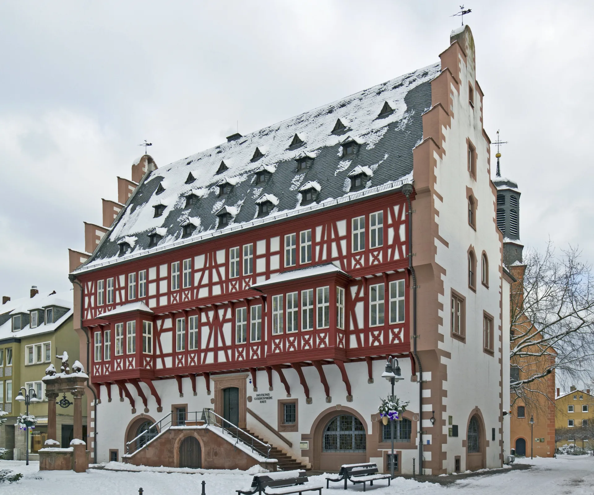 Deutsches Goldschmiedehaus im Schnee in Hanau