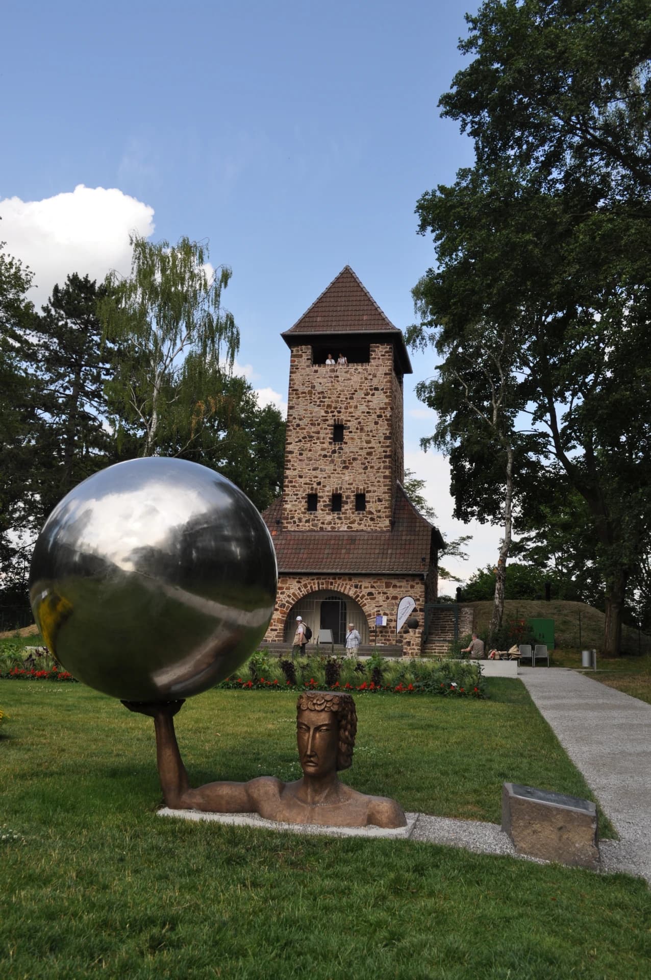 Turm mit Sonne des Planetenwanderwegs im Goldsteinpark in Bad Nauheim