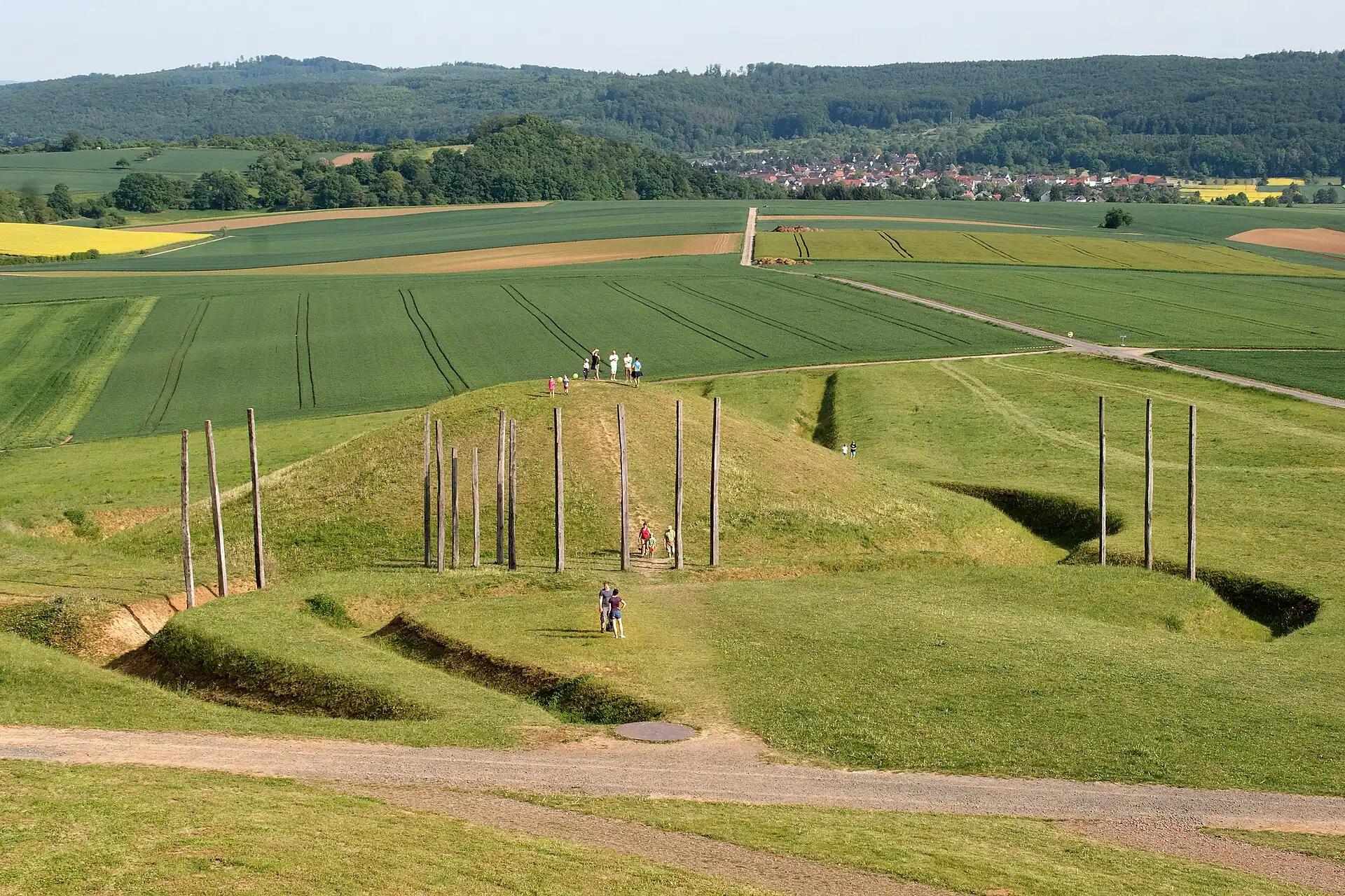 Grabhügel mit Kalendarium am Glauberg über den Feldern von Glauburg