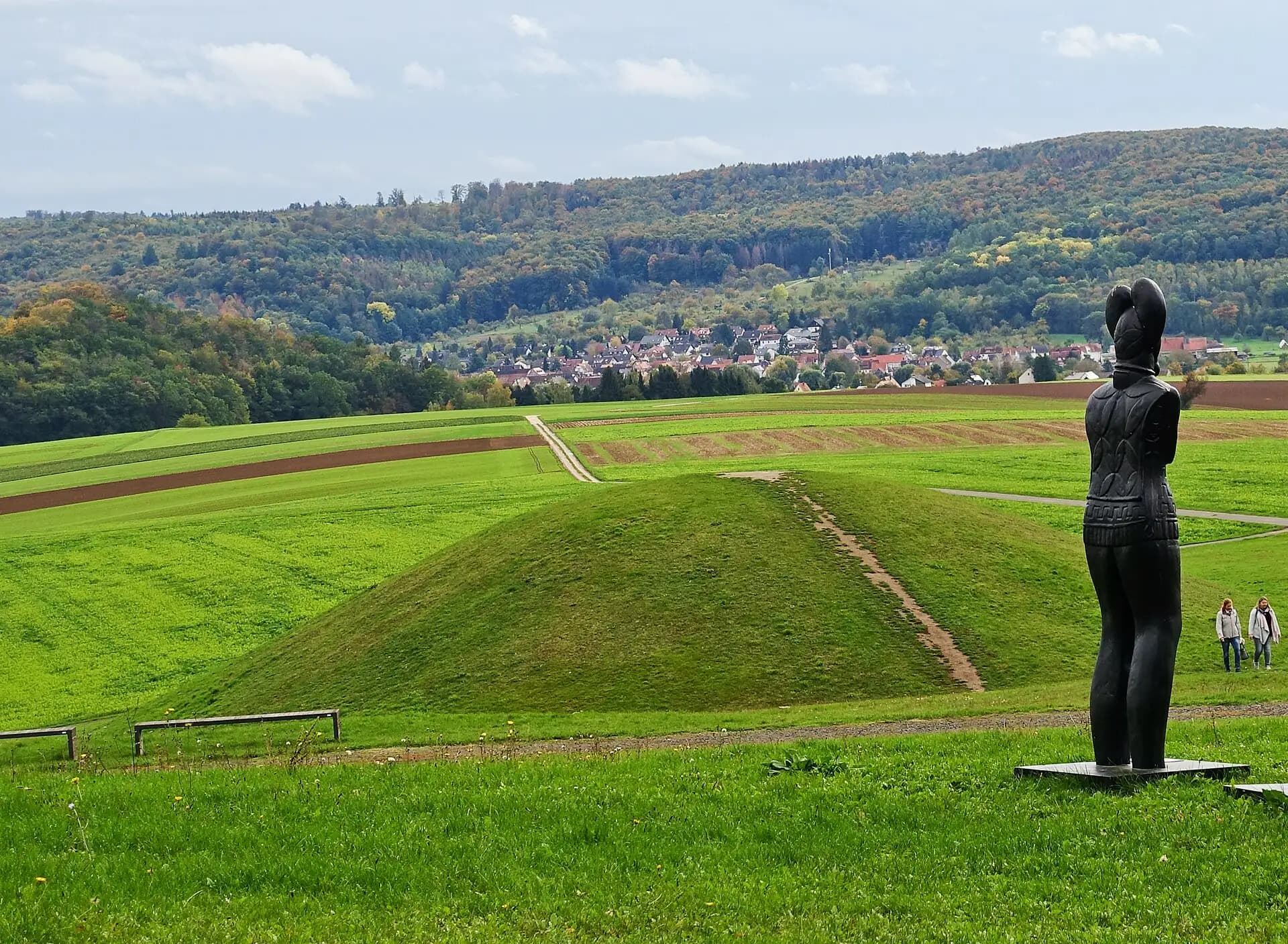 Keltischer Grabhügel mit Statue des Keltenfürsten am Glauberg in Glauburg