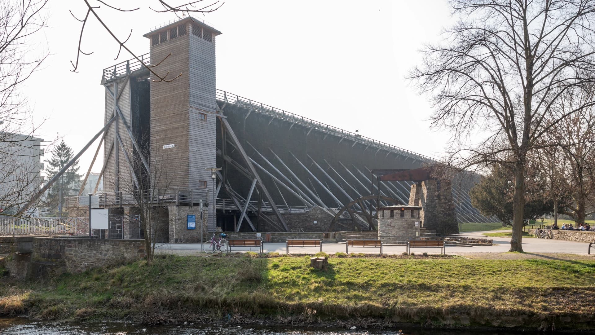 Gradierbau 3 mit Wasserrad von Nordosten in Bad Nauheim